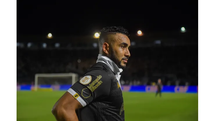 Foto: Thiago Ribeiro/AGIF - Payet na partida que garantiu a permanência do Vasco na Série A do Campeonato Brasileiro