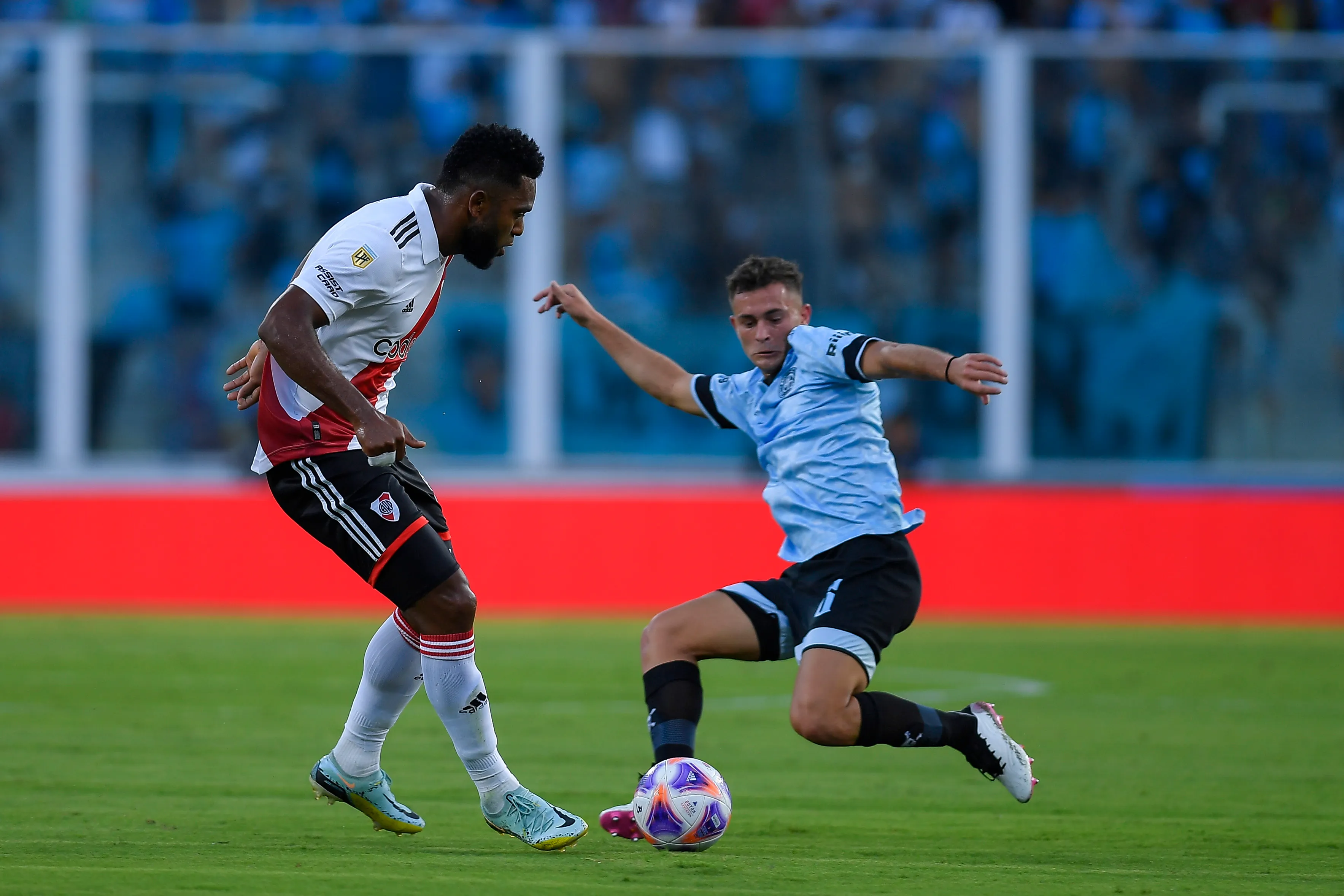 Photo by Hernan Cortez/Getty Images – Santiago Longo, do Belgrano, disputando bola com Miguel Borja, do River Plate.