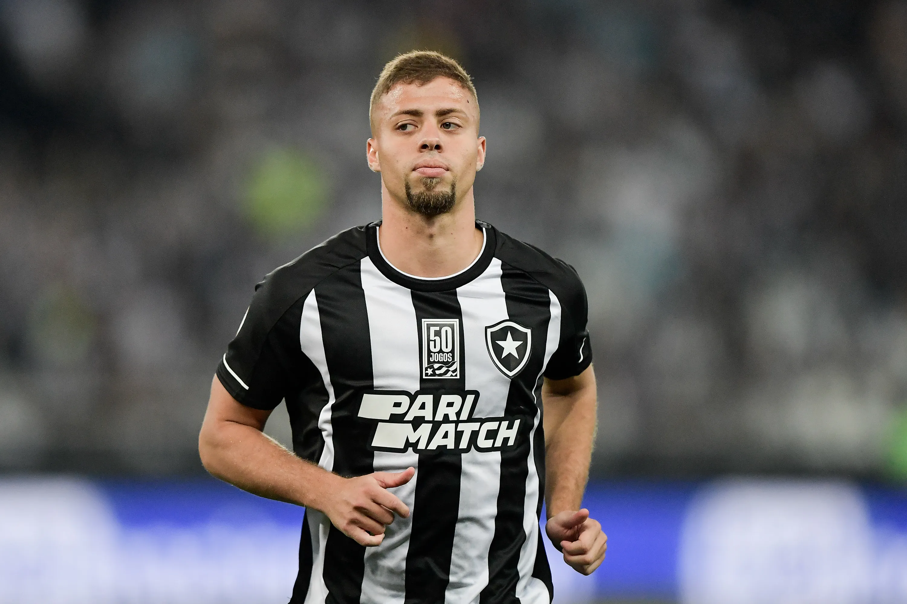 Lucas Fernandes está de saída do Botafogo. Foto: Thiago Ribeiro/AGIF