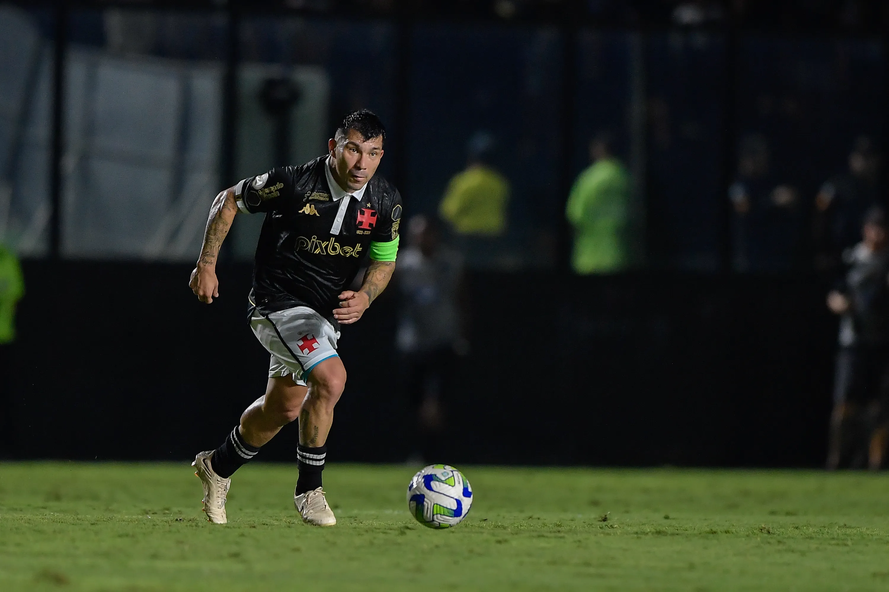 Foto: Thiago Ribeiro/AGIF – Medel, jogador do Vasco, durante partida contra o Bragantino no estádio São Januário pelo Campeonato Brasileiro A 2023.