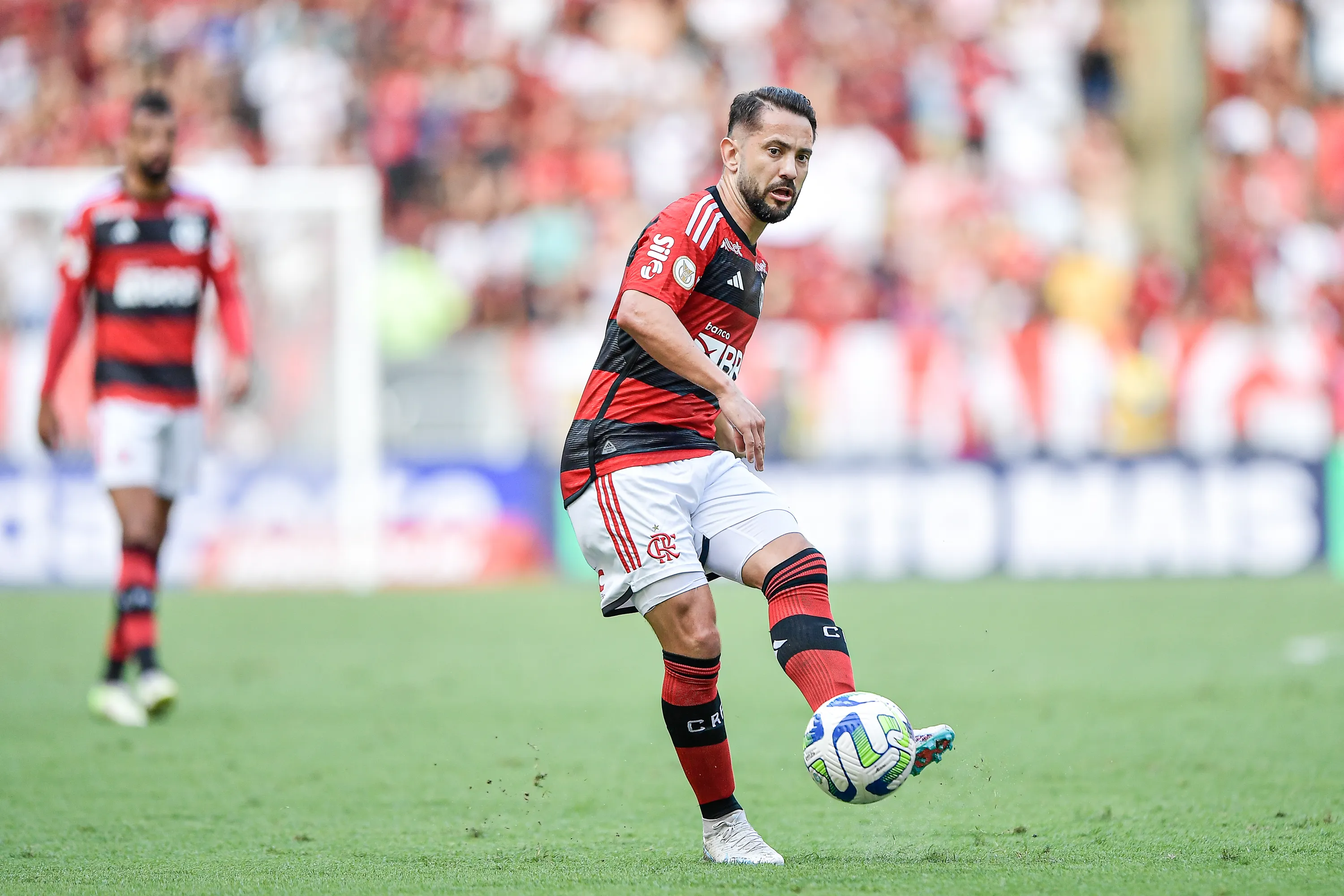 Everton Ribeiro em ação pelo Flamengo. Foto: Thiago Ribeiro/AGIF