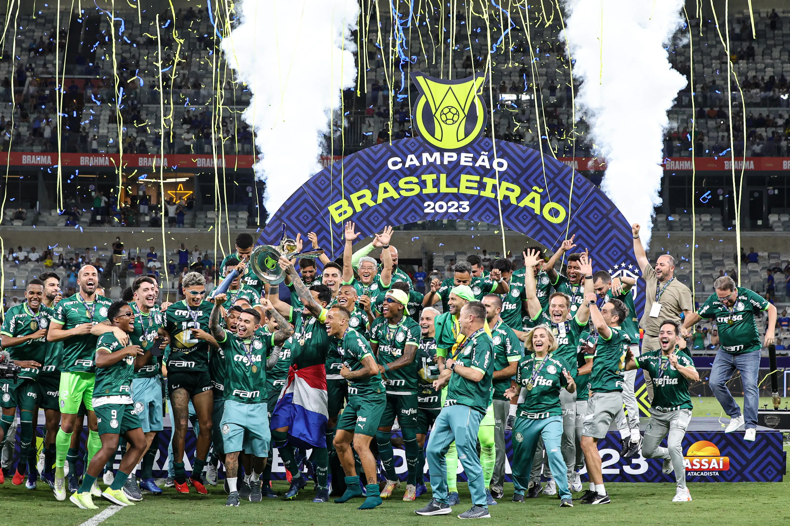 Elenco do Palmeiras comemorando o titulo do Brasileirão 2023. Foto: Gilson Lobo/AGIF