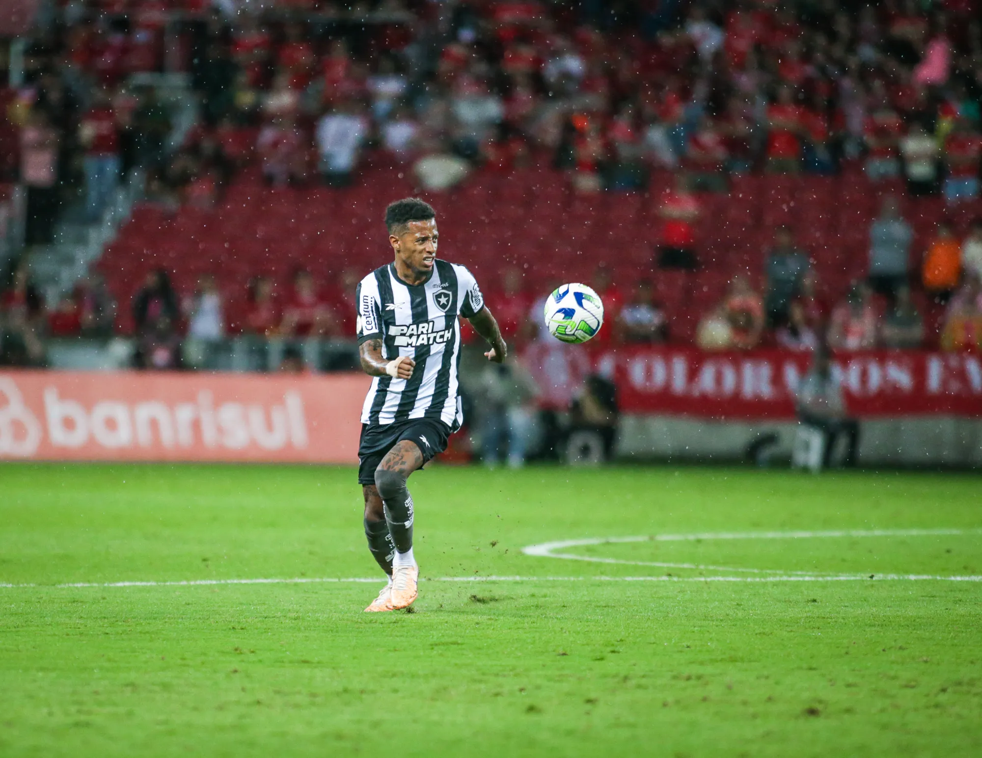 Foto: Giancarlo Santorum/AGIF – Tchê Tchê em ação pelo Botafogo no Campeonato Brasileiro.