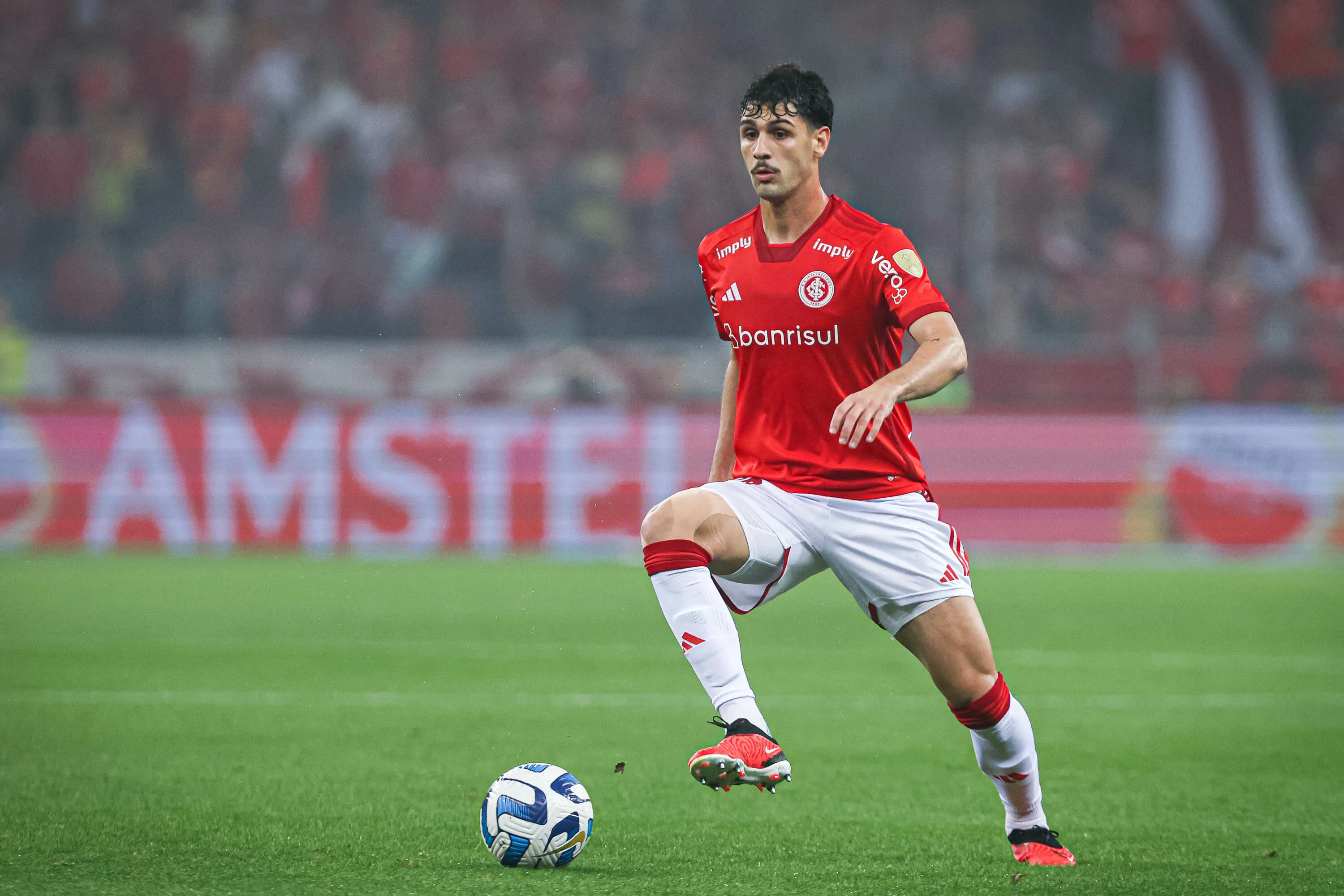 Foto: Maxi Franzoi/AGIF – Johnny em ação pelo Inter no Campeonato Brasileiro.