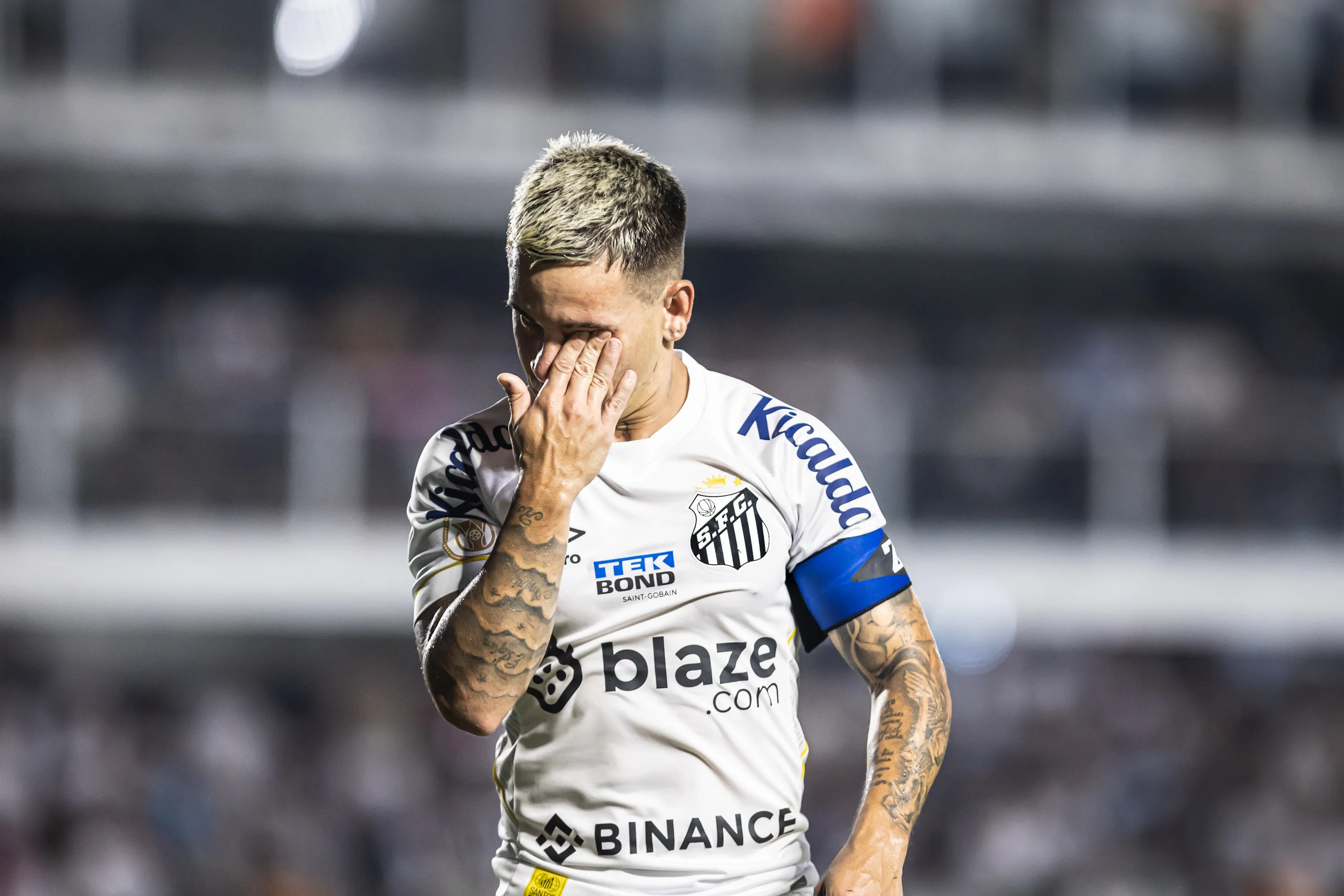 Foto: Abner Dourado/AGIF – Soteldo lamentando em partida do Santos.