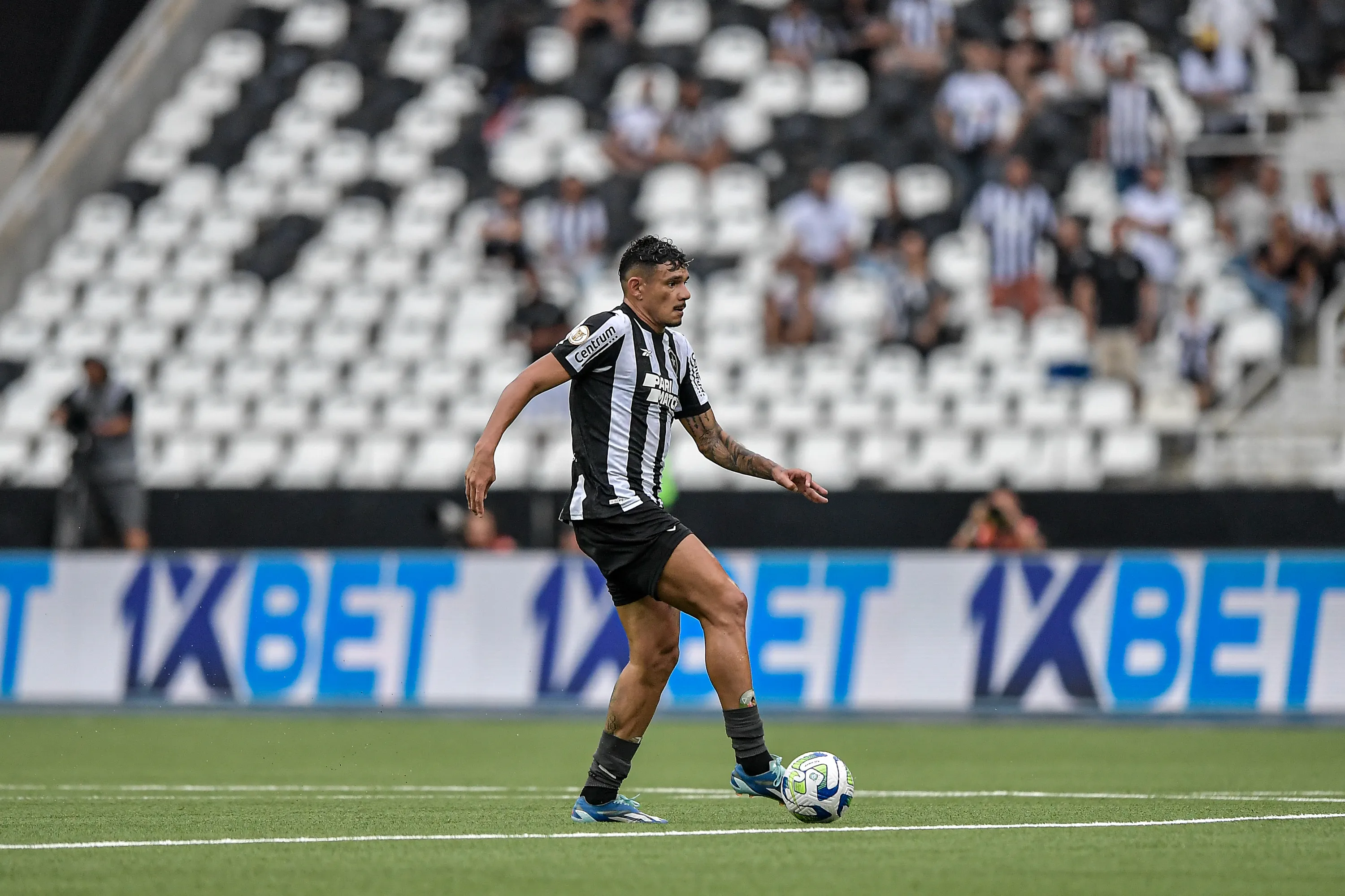Foto: Thiago Ribeiro/AGIF – Tiquinho Soares em ação pelo Botafogo no Campeonato Brasileiro.