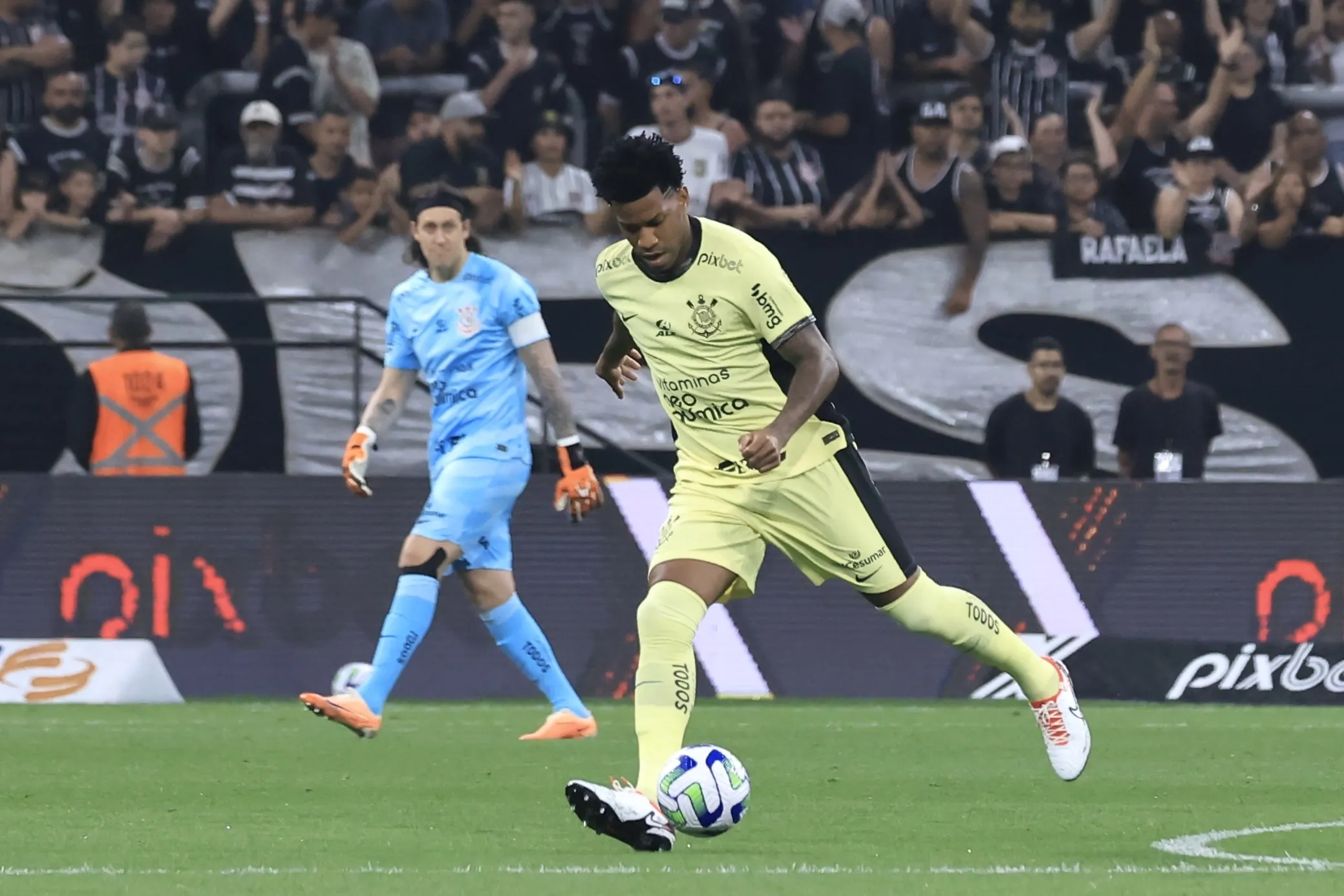 Foto: Marcello Zambrana/AGI – Gil em ação pelo Corinthians no Campeonato Brasileiro.