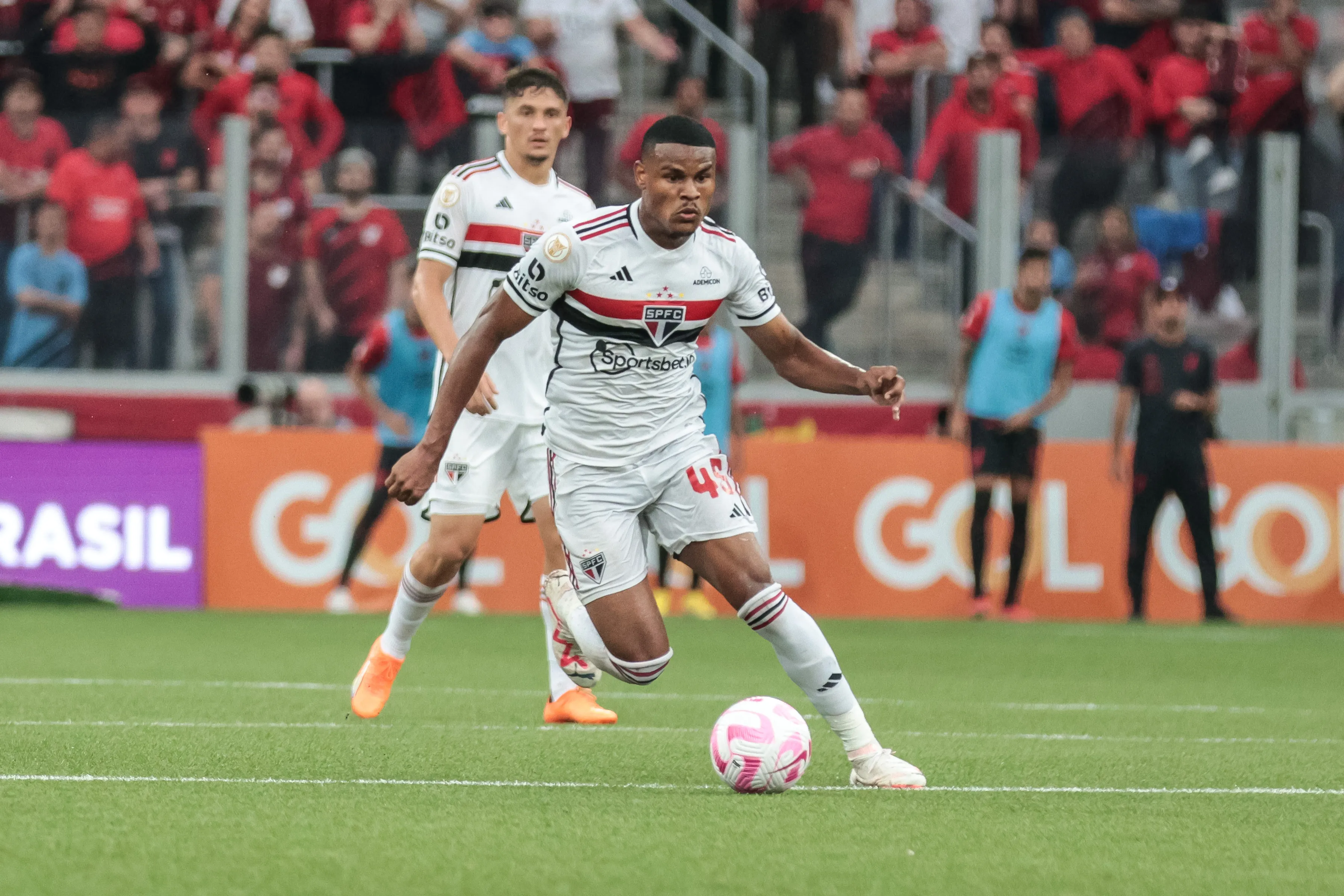 Nathan jogador do São Paulo durante partida contra o Athlético-PR na Arena da Baixada pelo campeonato Brasileiro A 2023. Foto: Robson Mafra/AGIF