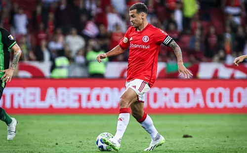 Foto: Maxi Franzoi/AGIF – Alan Patrick em ação pelo Internacional no Campeonato Brasileiro.