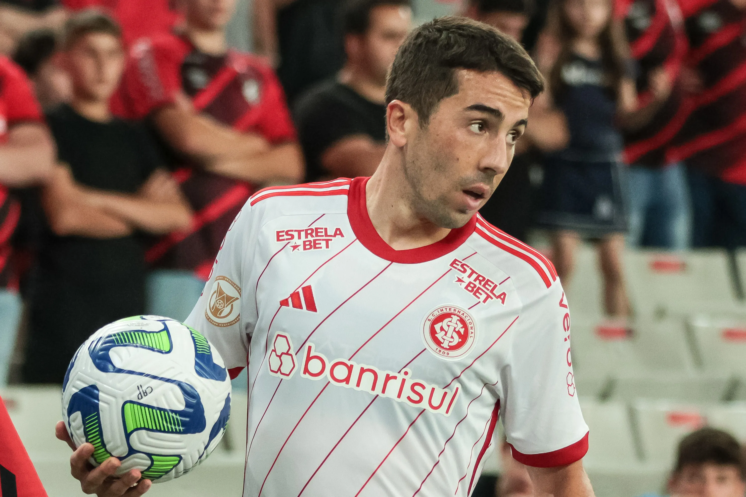 Carlos de Pena jogador desfalcará o Internacional contra o Botafogo. Foto: Robson Mafra/AGIF