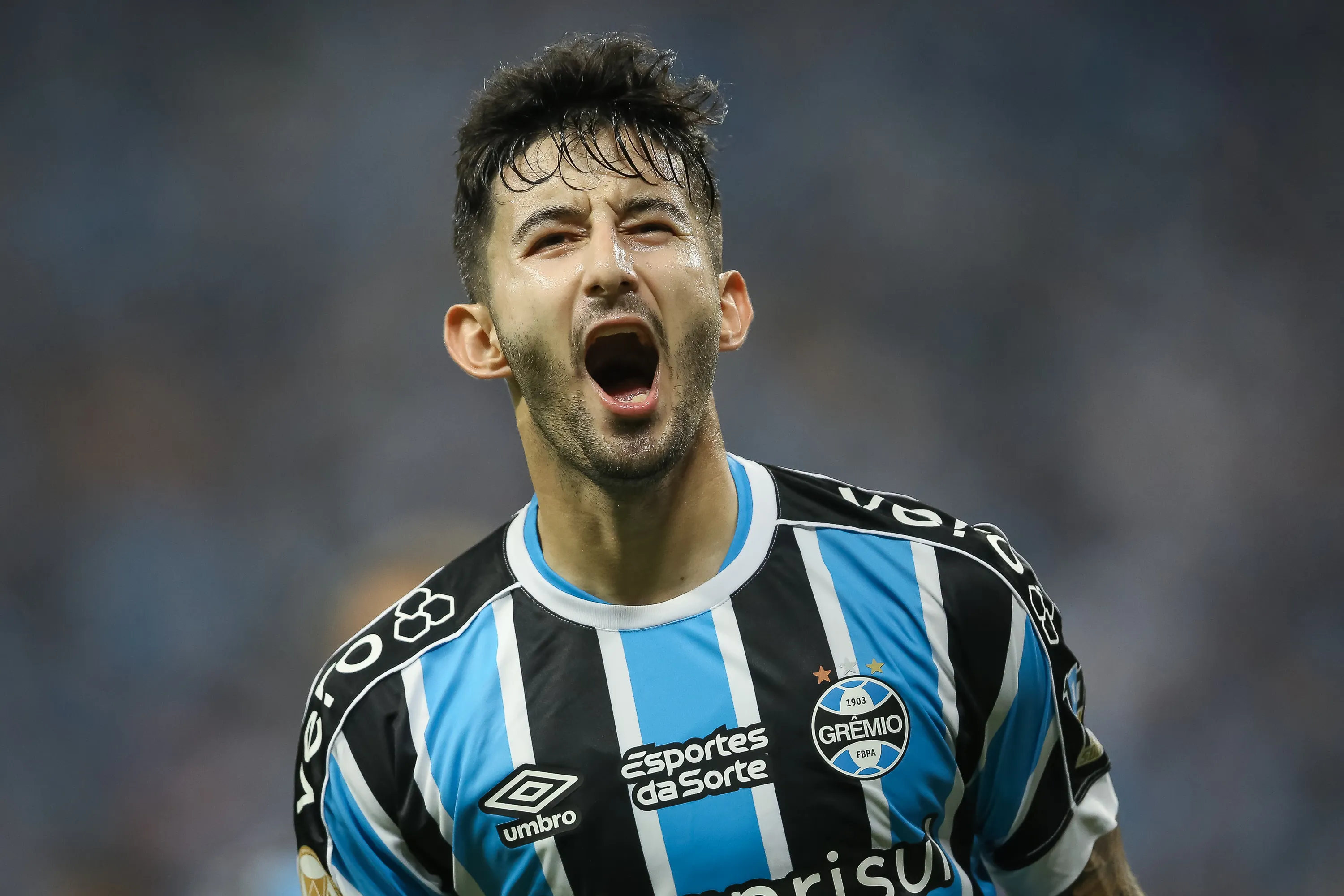 Villasanti jogador do Gremio comemora seu gol durante partida contra o Internacional no estadio Arena do Gremio pelo campeonato BRASILEIRO A 2023. Foto: Pedro H. Tesch/AGIF
