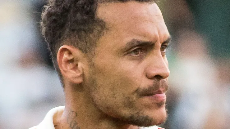 Alan Patrick durante execução do hino nacional antes da partida contra o Coritiba no estádio Couto Pereira pelo campeonato Brasileiro A 2022. Foto: Robson Mafra/AGIF