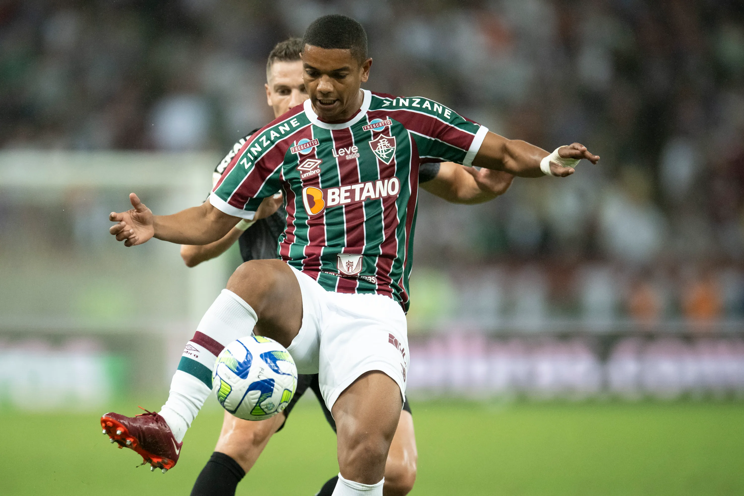 Foto: Jorge Rodrigues/AGIF – David Braz em ação pelo Fluminense no Campeonato Brasileiro.