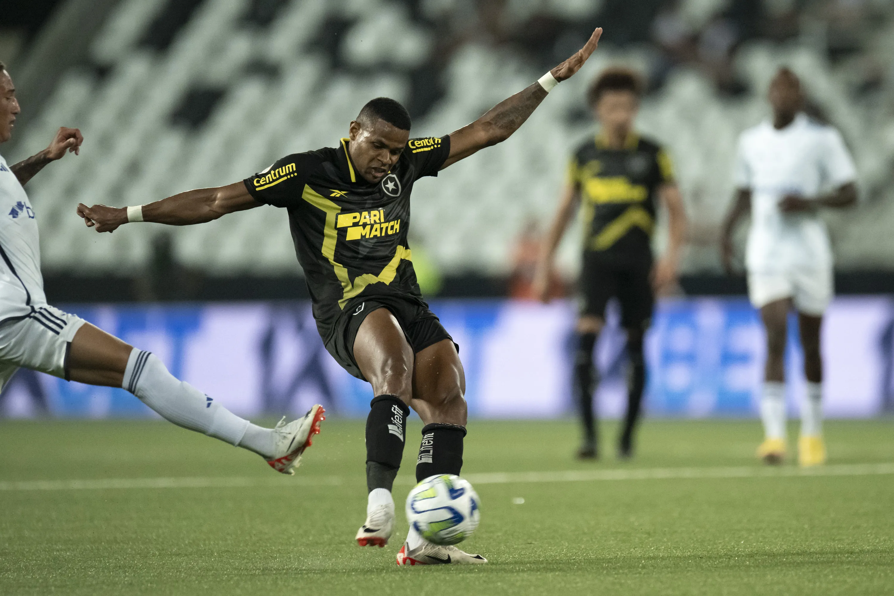 Junior Santos jogador do Botafogo durante partida contra o Cruzeiro no estádio Nilton Santos pelo campeonato Brasileiro A 2023. Foto: Jorge Rodrigues/AGIF