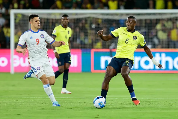 (Photo by Franklin Jacome/Getty Images) – Aravena camisa 9 da Seleção do Chile