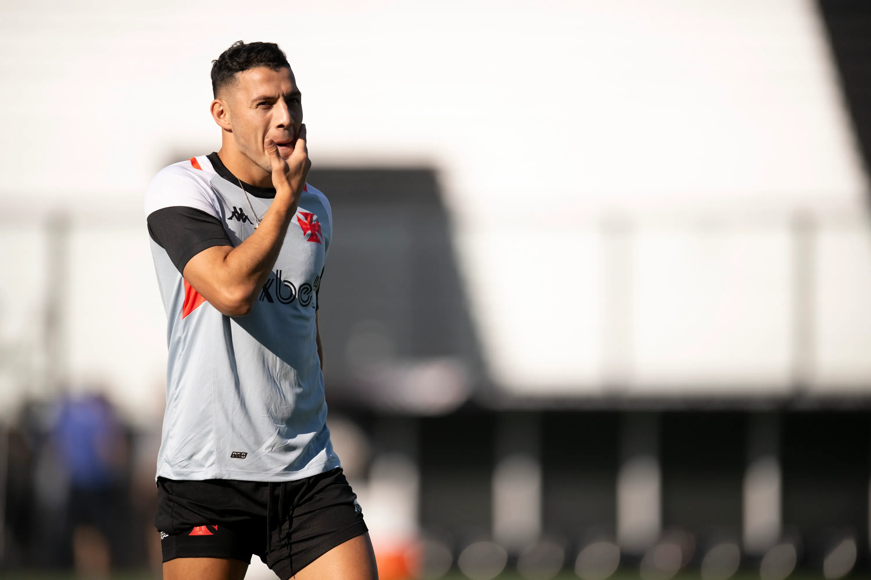 Sebastian Ferreira jogador do Vasco durante aquecimento antes da partida contra o Grêmio no estádio São Januário pelo campeonato Brasileiro A 2023. Foto: Jorge Rodrigues/AGIF