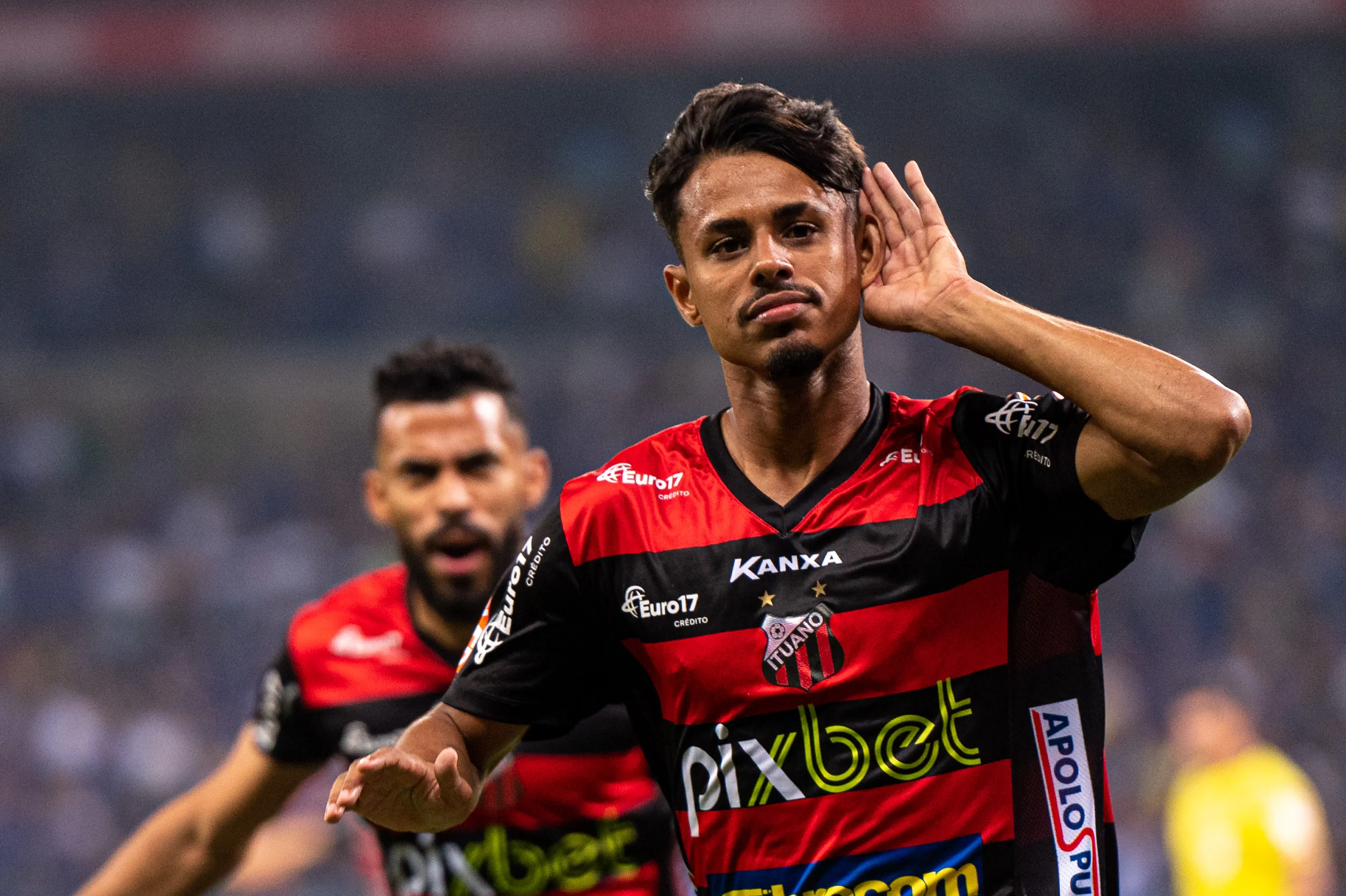 Gabriel Barros comemora seu gol durante partida contra o Cruzeiro no estadio Mineirao pelo campeonato Brasileiro B 2022. Foto: Alessandra Torres/AGIF