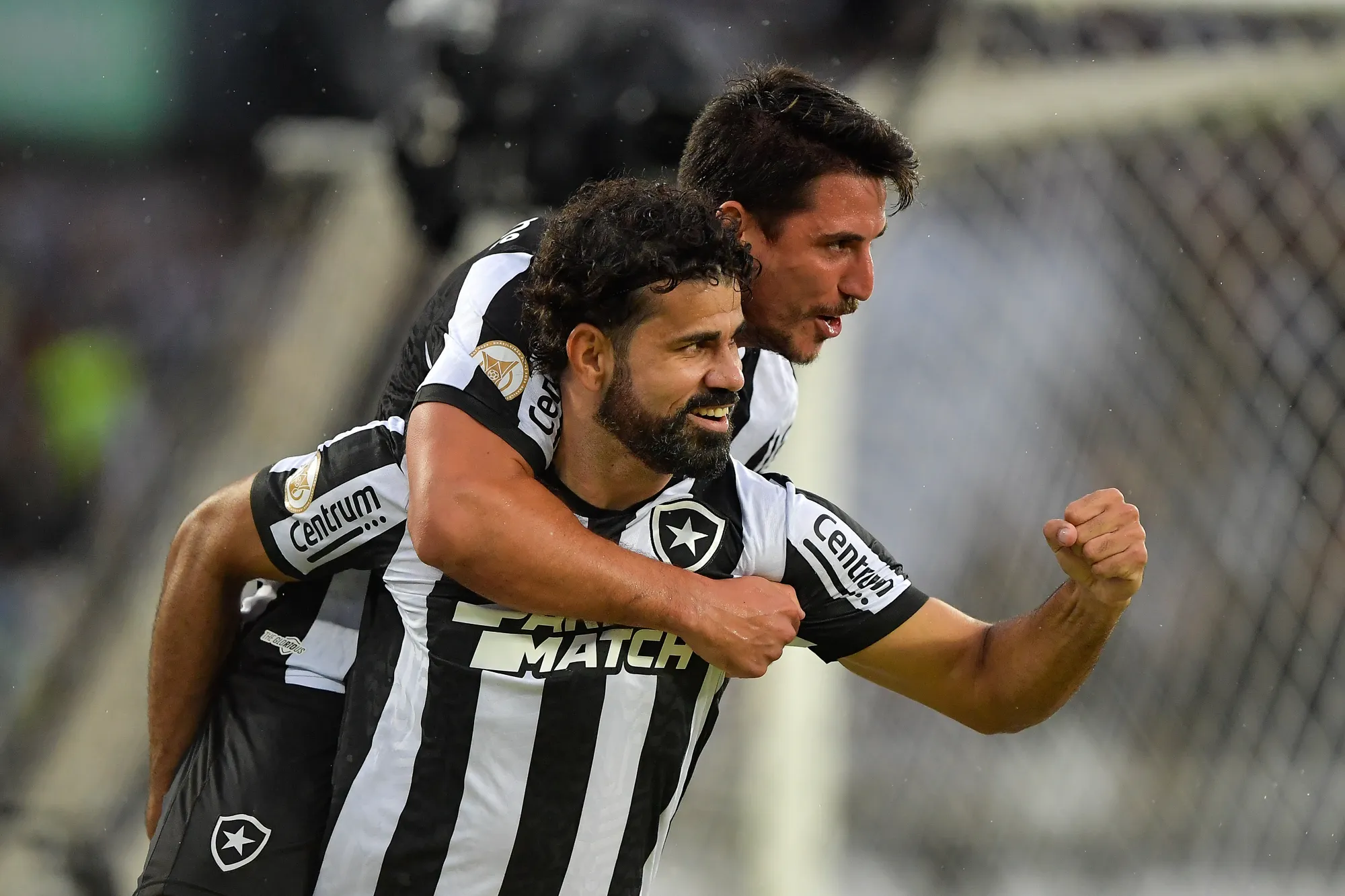 Diego Costa comemora seu gol com jogadores do seu time durante partida contra o Bahia no estadio Engenhao pelo campeonato Brasileiro A 2023. Foto: Thiago Ribeiro/AGIF