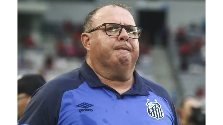 Marcelo Fernandes técnico do Santos durante partida contra o Athlético-PR no estádio Arena da Baixada pelo campeonato Brasileiro A 2023. Foto: Gabriel Machado/AGIF