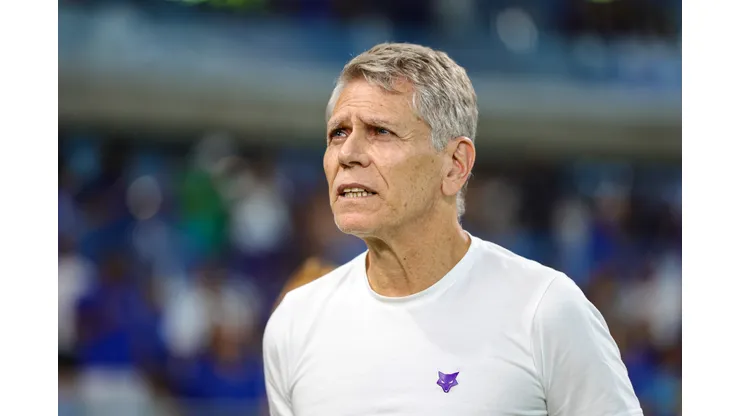 Paulo Autuori técnico do Cruzeiro durante partida contra o Athletico-PR no estadio Mineirao pelo campeonato Brasileiro A 2023. Foto: Gilson Lobo/AGIF