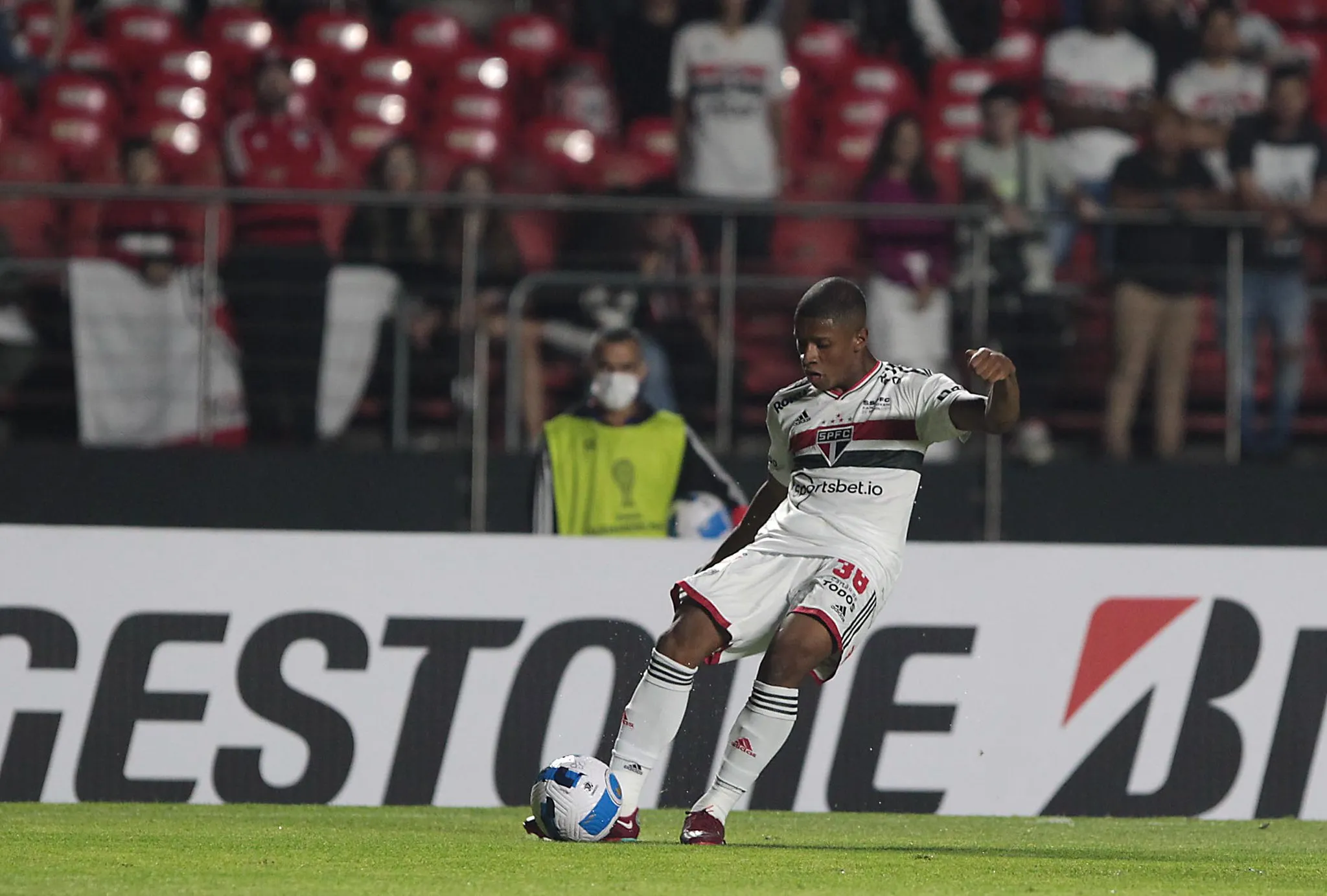 Leo Silva está de saída do São Paulo.  Foto: Rubens Chiri / saopaulofc.net
