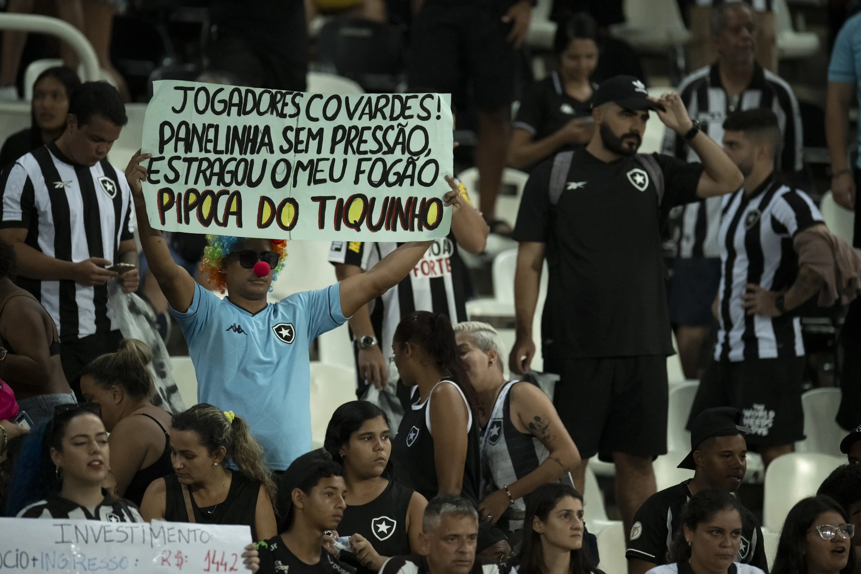 Torcida do Botafogo protestando após o duelo contra Cruzeiro. Foto: Jorge Rodrigues/AGIF