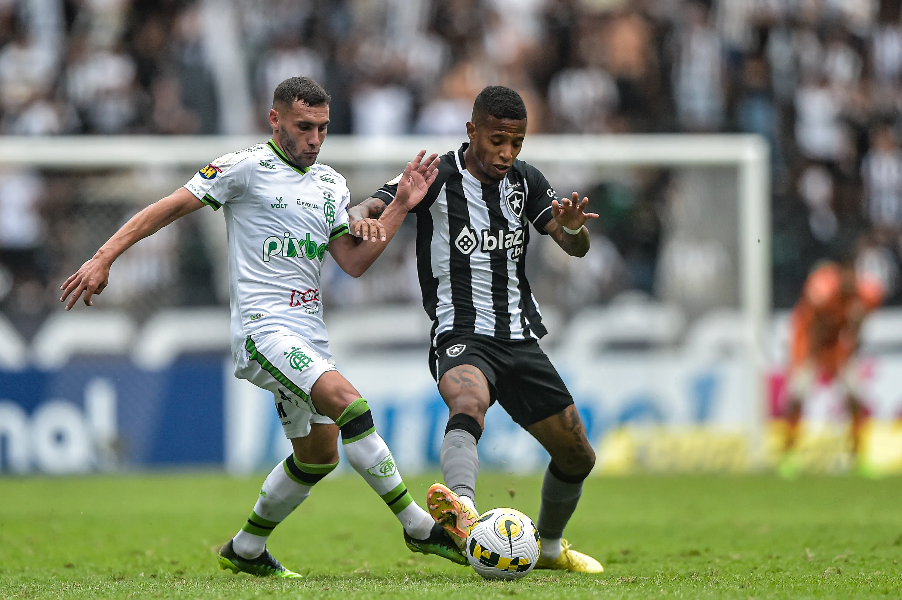 – Tche Tche disputa lance com Martinez jogador do America-MG durante partida no estadio Engenhao pelo campeonato Brasileiro A 2022. Foto: Thiago Ribeiro/AGIF