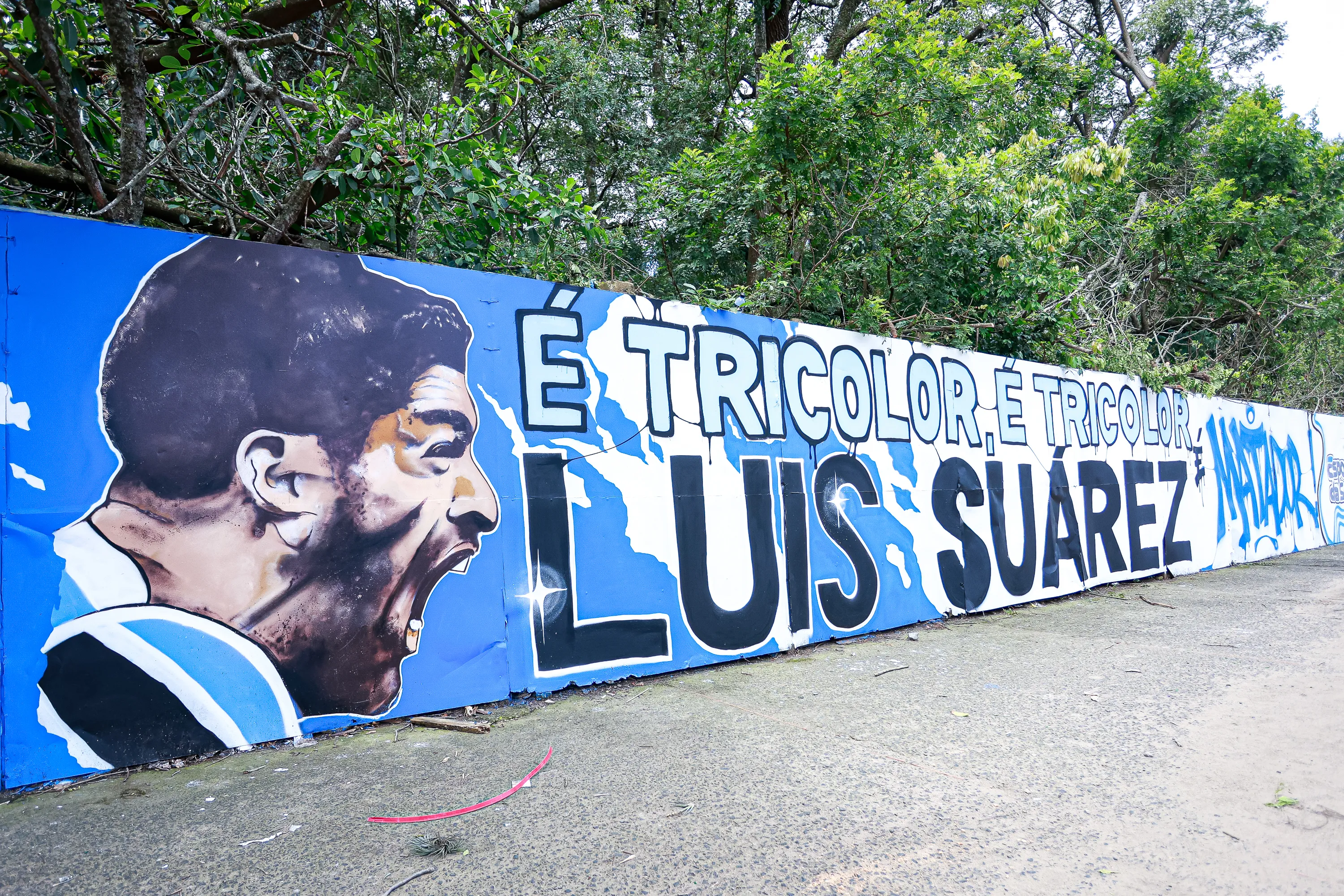 Foto: Maxi Franzoi/AGIF – Grafites de torcedores em homenagem a Suárez antes da partida do Grêmio contra o Vasco