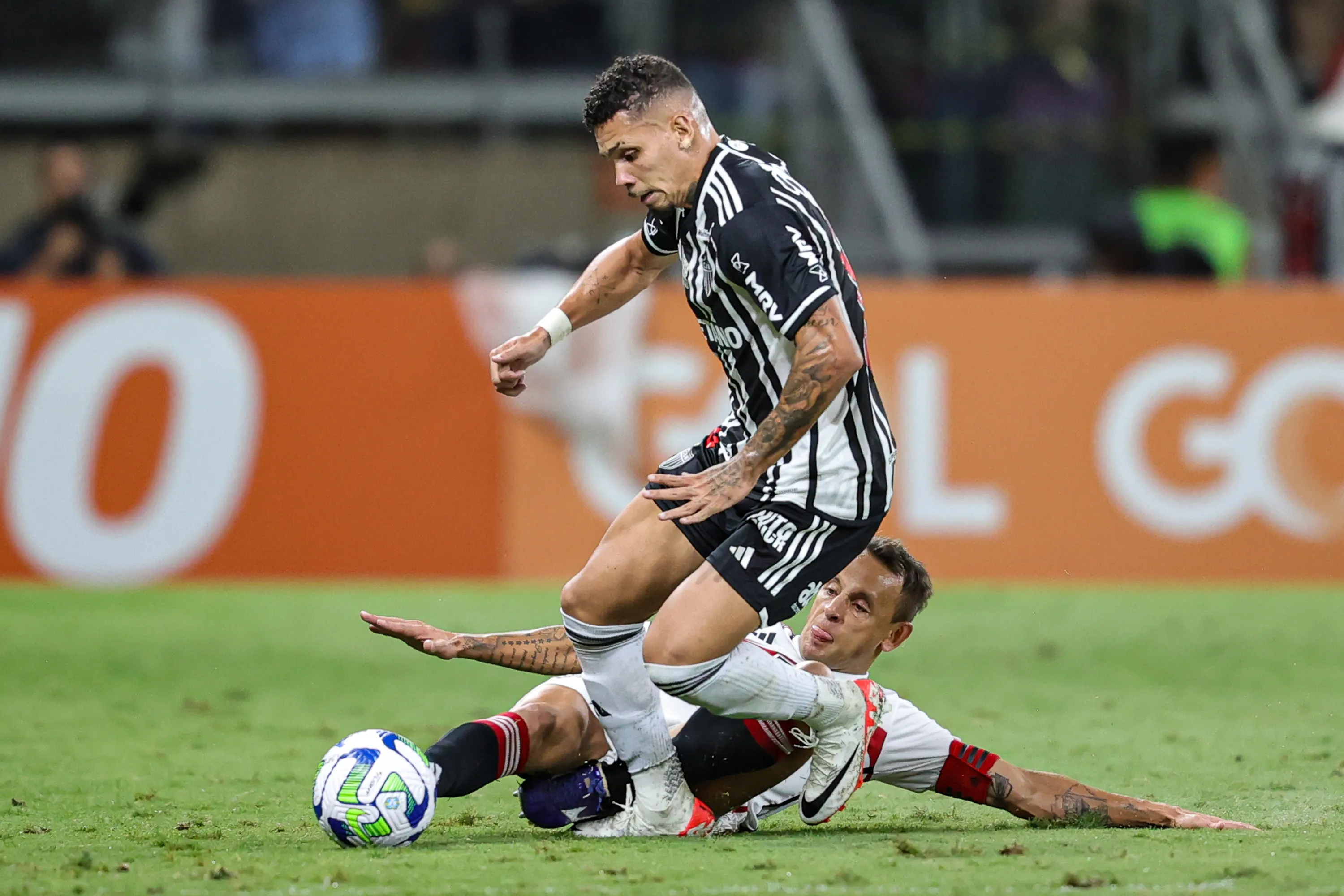 Paulinho jogador do Atlético-MG disputa lance com Rafinha jogador do São Paulo pelo campeonato Brasileiro A 2023. Foto: Gilson Lobo/AGIF