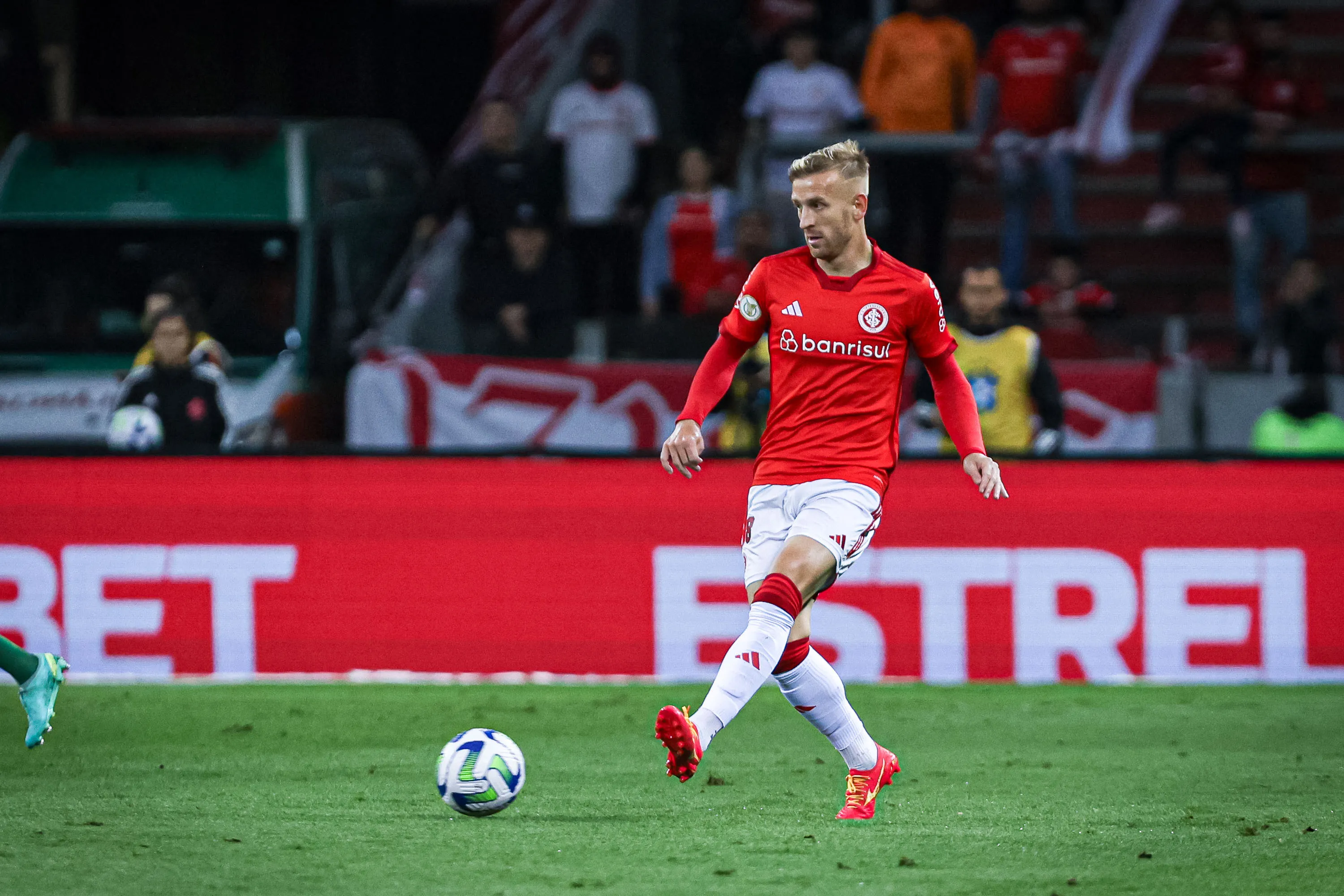 Pedro Henrique jogador do Internacional durante partida contra o América-MG no estádio Beira-Rio pelo campeonato Brasileiro A 2023. Foto: Maxi Franzoi/AGIF