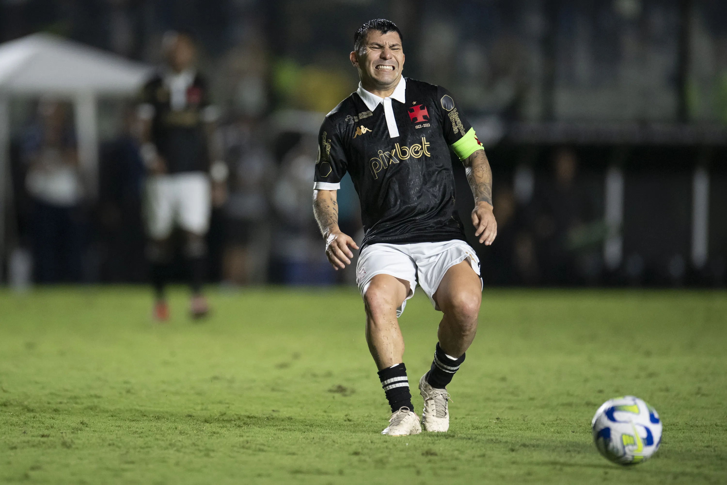 Foto: Jorge Rodrigues/AGIF – Medel com dores durante o confronto contra o Corinthians.