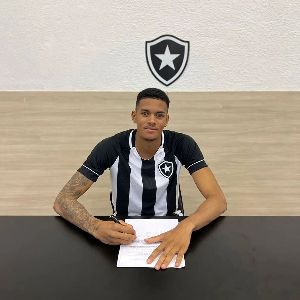 Foto: Reprodução/Botafogo – Newton assinando contrato com o Botafogo