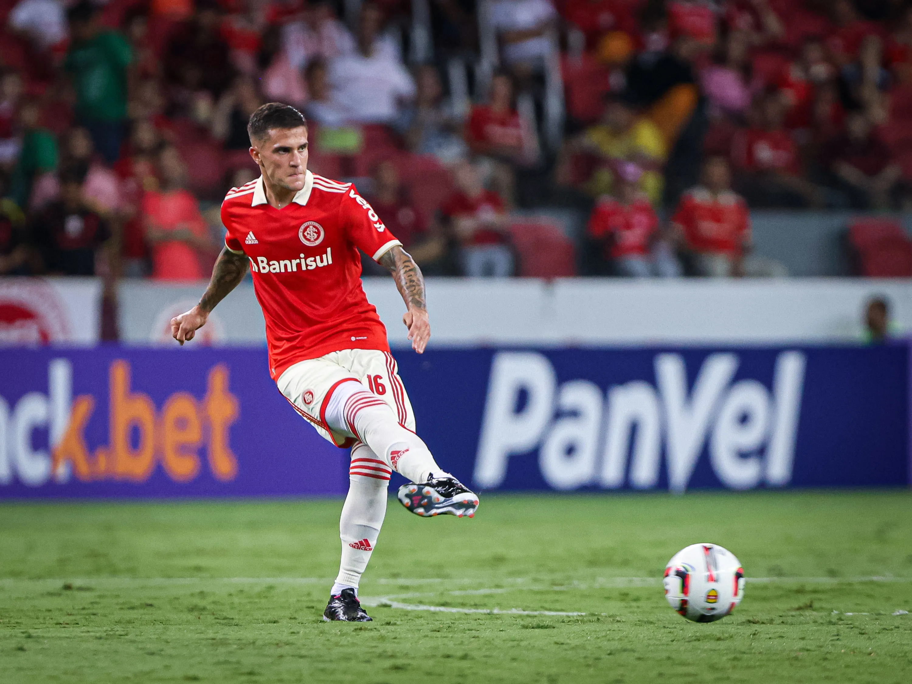 Fabricio Bustos jogador do Internacional durante partida contra o Caxias no estadio Beira-Rio pelo campeonato Gaucho 2023. Foto: Maxi Franzoi/AGIF