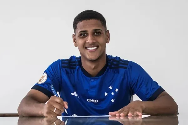Foto: Reprodução/Cruzeiro – Fernando assinando contrato profissional