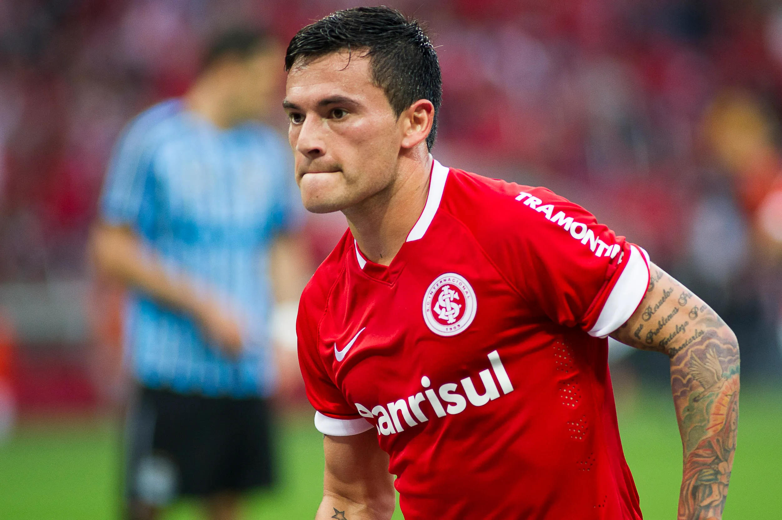 Aránguiz comemora seu gol durante partida contra o Gremio pelo Campeonato Brasileiro A 2014 no estadio Beira Rio. Foto: Ramiro Furquim/AGIF