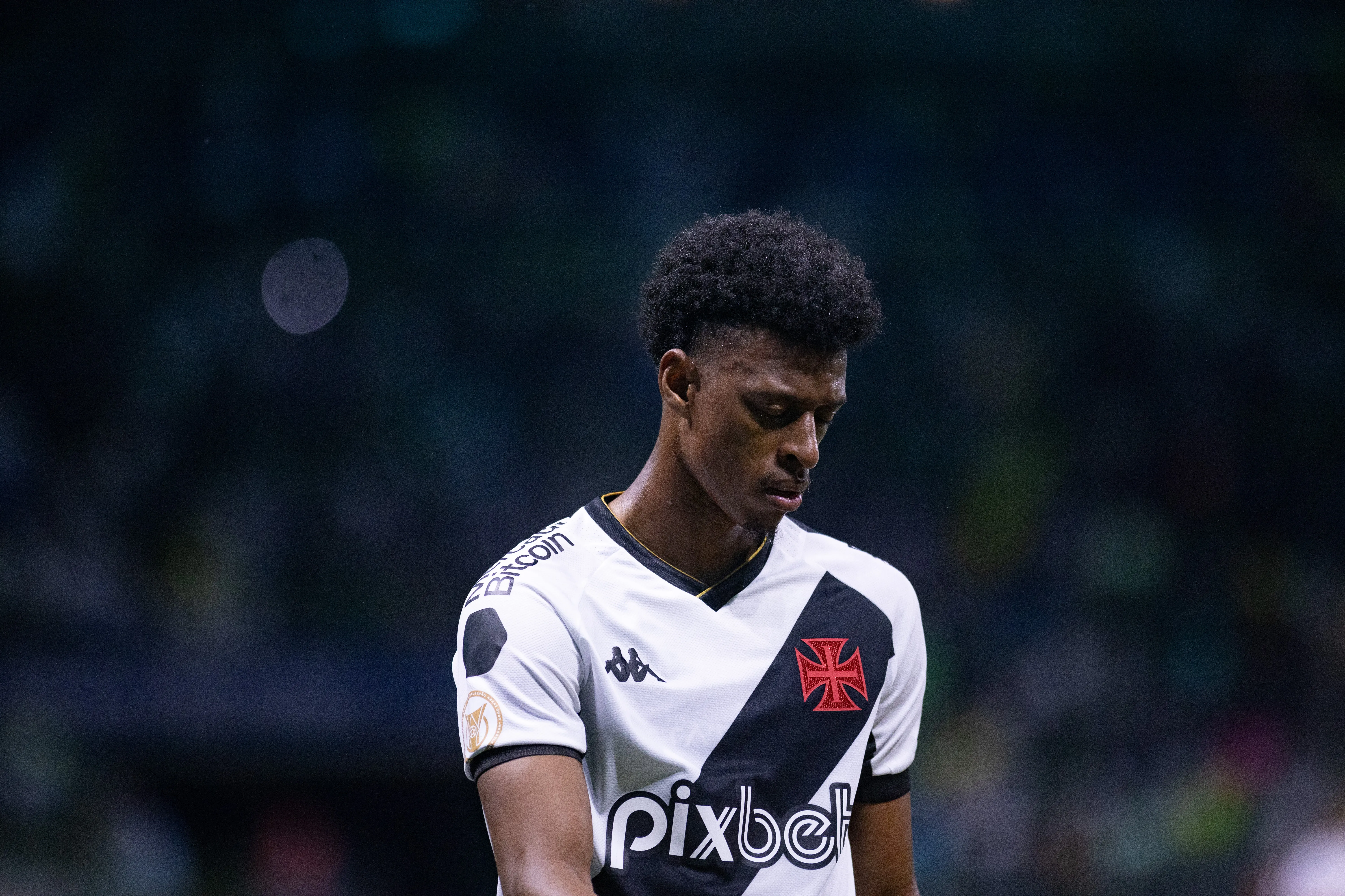 Robson Bambu lamenta substituição durante partida contra o Palmeiras no estadio Arena Allianz Parque pelo campeonato Brasileiro A 2023. Foto: Fabio Moreira Pinto/AGIF