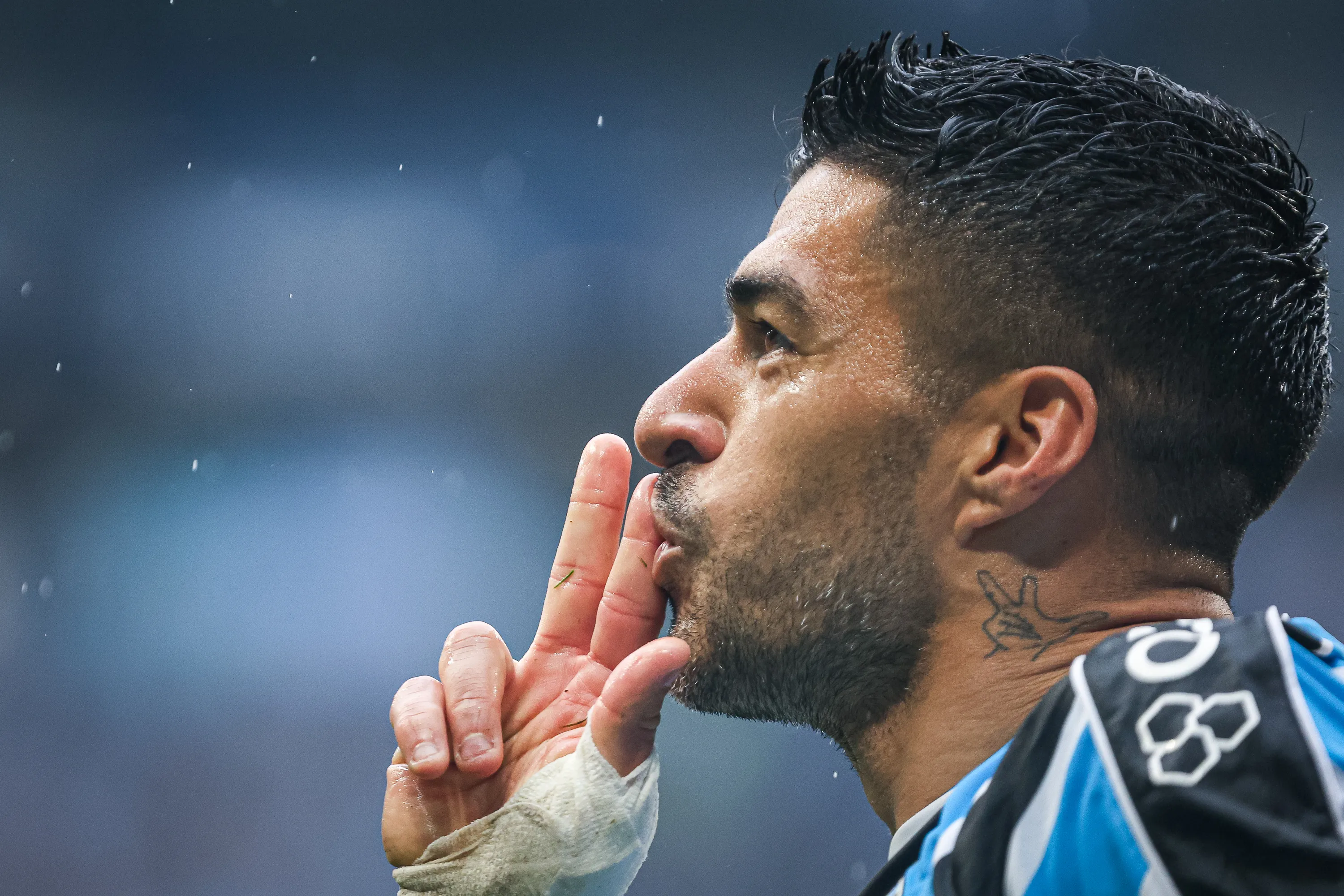 Luis Suarez comemora seu gol durante partida contra o Cuiaba no estadio Arena do Gremio pelo campeonato Brasileiro A 2023. Foto: Maxi Franzoi/AGIF