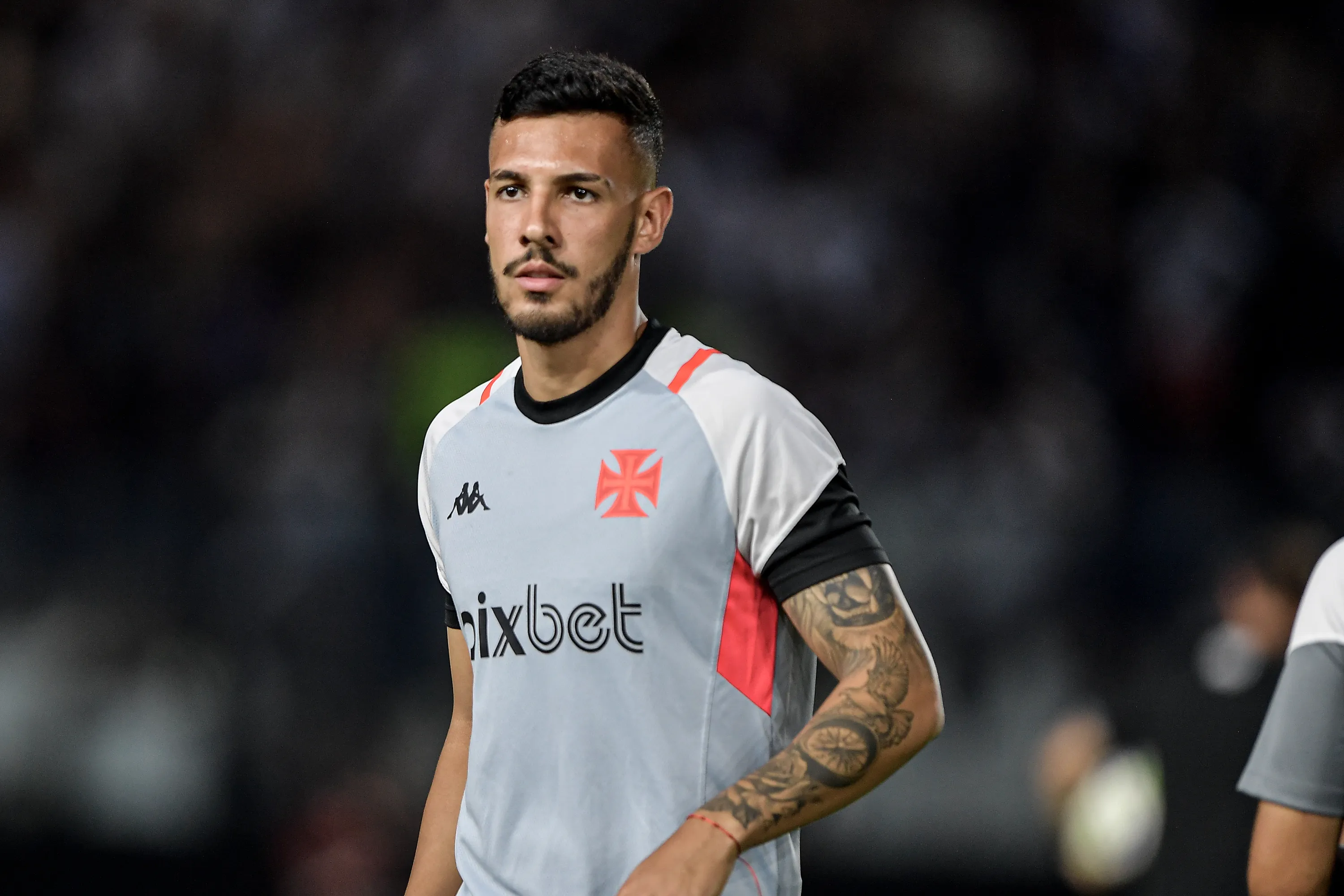 Ze Vitor jogador do Vasco durante aquecimento antes da partida contra o Sao Paulo no estádio São Januário pelo campeonato Brasileiro A 2023. Foto: Thiago Ribeiro/AGIF