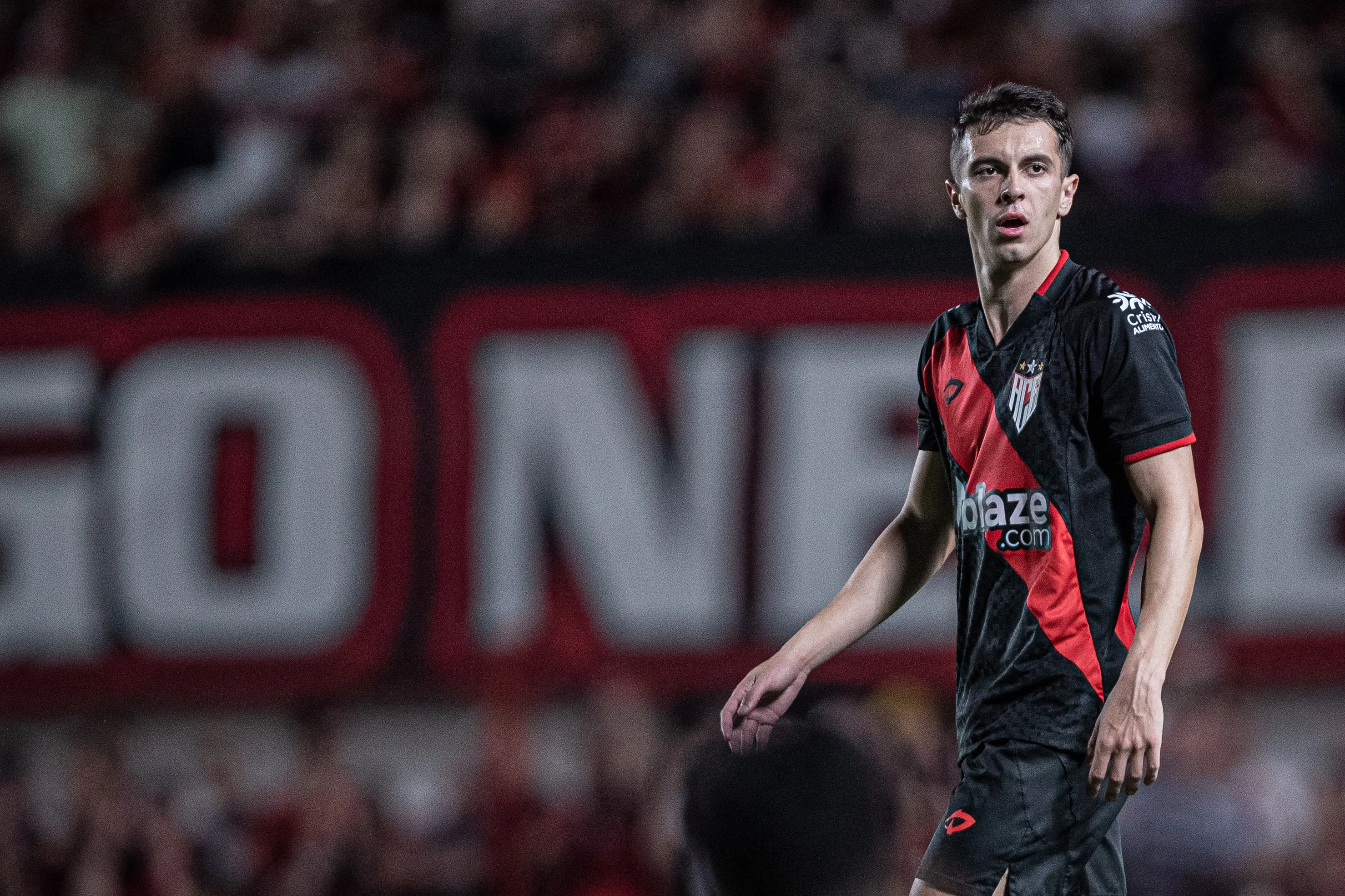 Shaylon  jogador do Atlático-GO durante partida contra o Mirassol no estádio Antonio Accioly pelo campeonato Brasileiro B 2023. Foto: Heber Gomes/AGIF