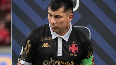 PR - CURITIBA - 25/11/2023 - BRASILEIRO A 2023, ATHLETICO-PR X VASCO - Medel jogador do Vasco durante execucao do hino nacional antes da partida contra o Athletico-PR no estadio Arena da Baixada pelo campeonato Brasileiro A 2023. Foto: Robson Mafra/AGIF