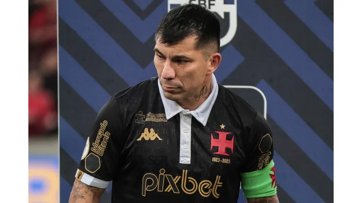 PR - CURITIBA - 25/11/2023 - BRASILEIRO A 2023, ATHLETICO-PR X VASCO - Medel jogador do Vasco durante execucao do hino nacional antes da partida contra o Athletico-PR no estadio Arena da Baixada pelo campeonato Brasileiro A 2023. Foto: Robson Mafra/AGIF