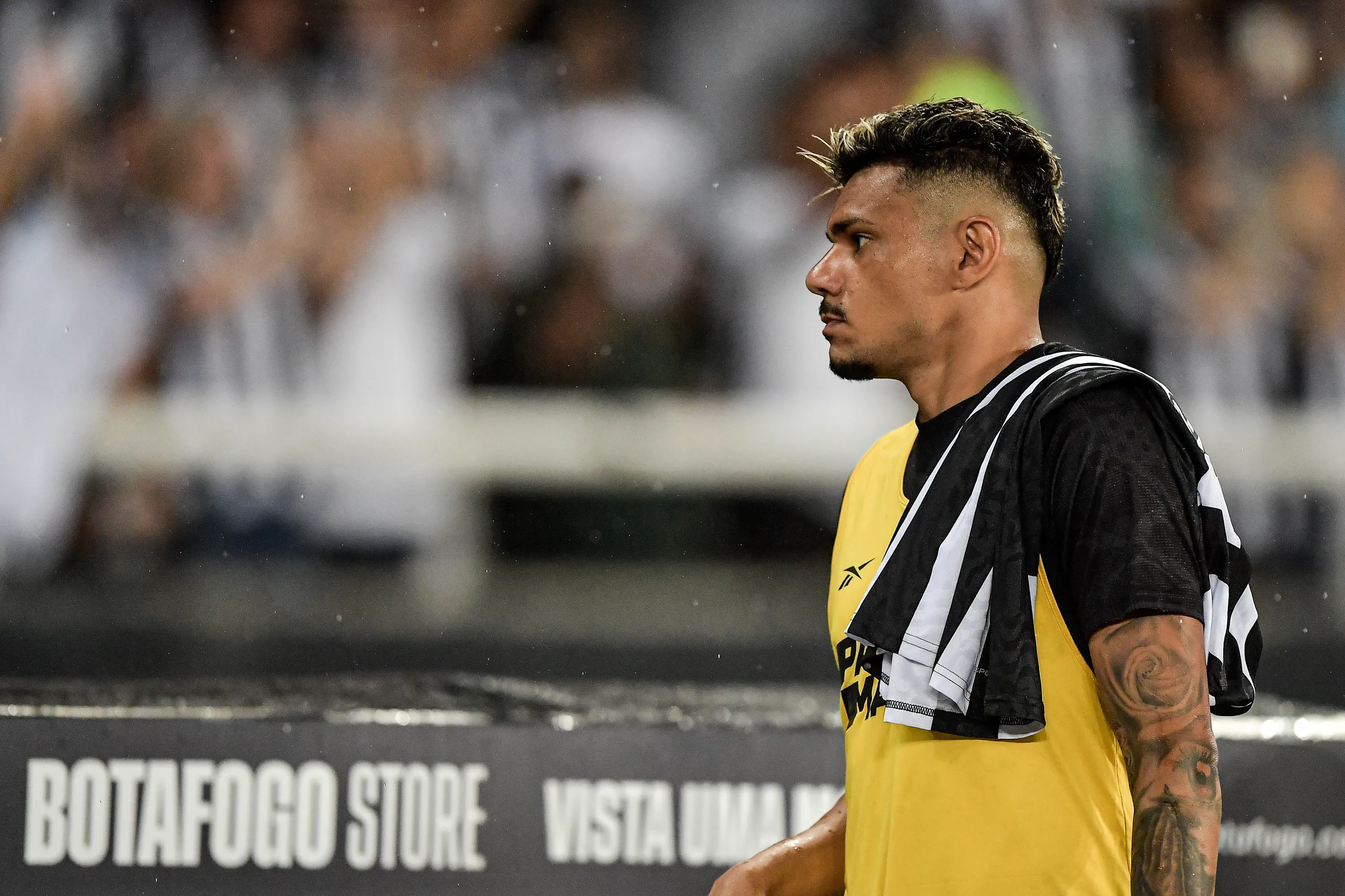 Tiquinho Soares no banco antes da partida contra o Goias no estadio Engenhao pelo campeonato Brasileiro A 2023. Foto: Thiago Ribeiro/AGIF