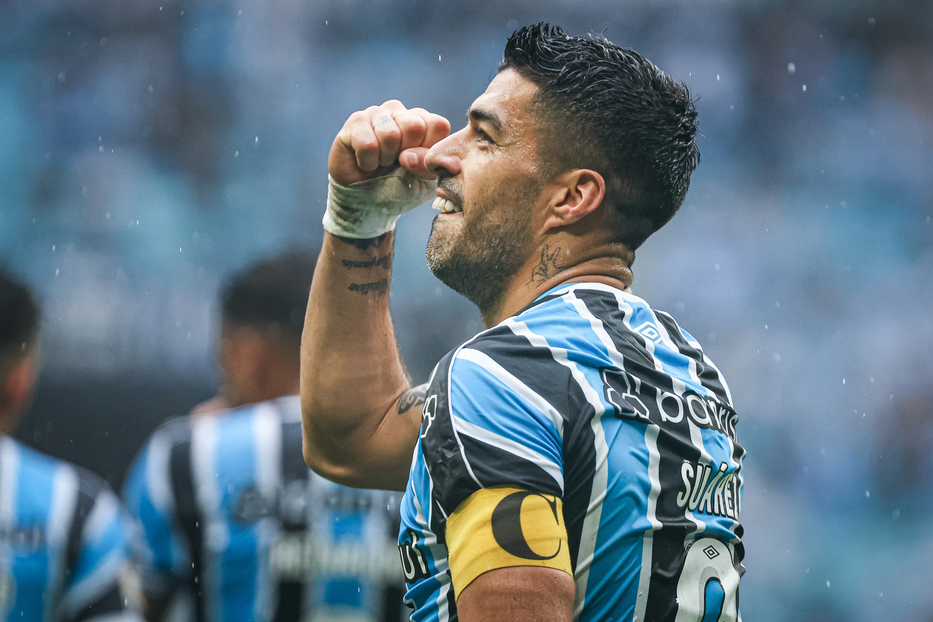 Luis Suarez comemora seu gol durante partida contra o Cuiaba no estadio Arena do Gremio pelo campeonato Brasileiro A 2023. Foto: Maxi Franzoi/AGIF