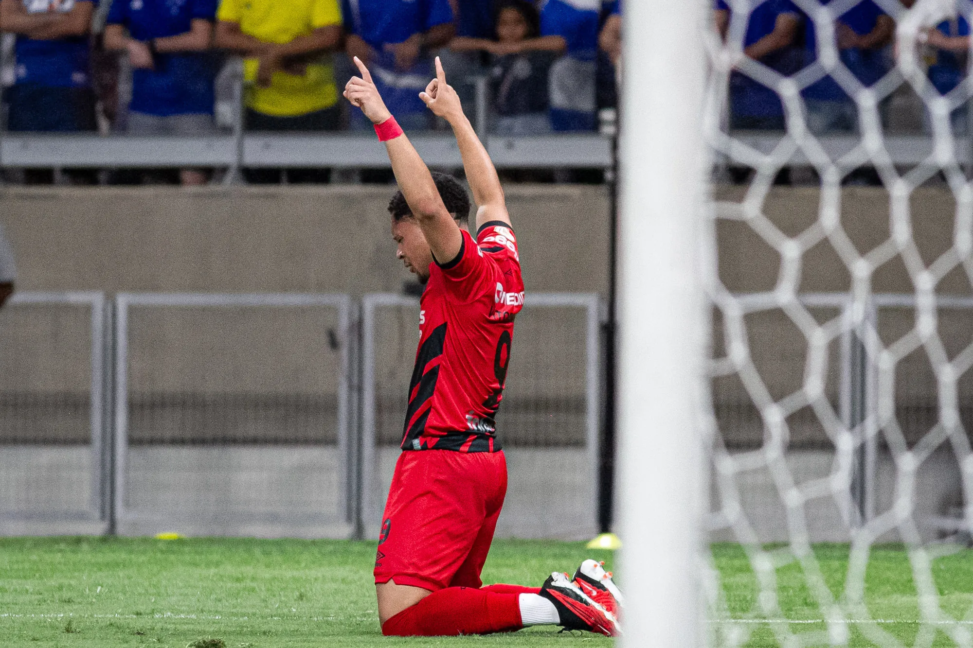 Vitor Roque comemora seu gol durante partida contra o Cruzeiro. Foto: Fernando Moreno/AGIF