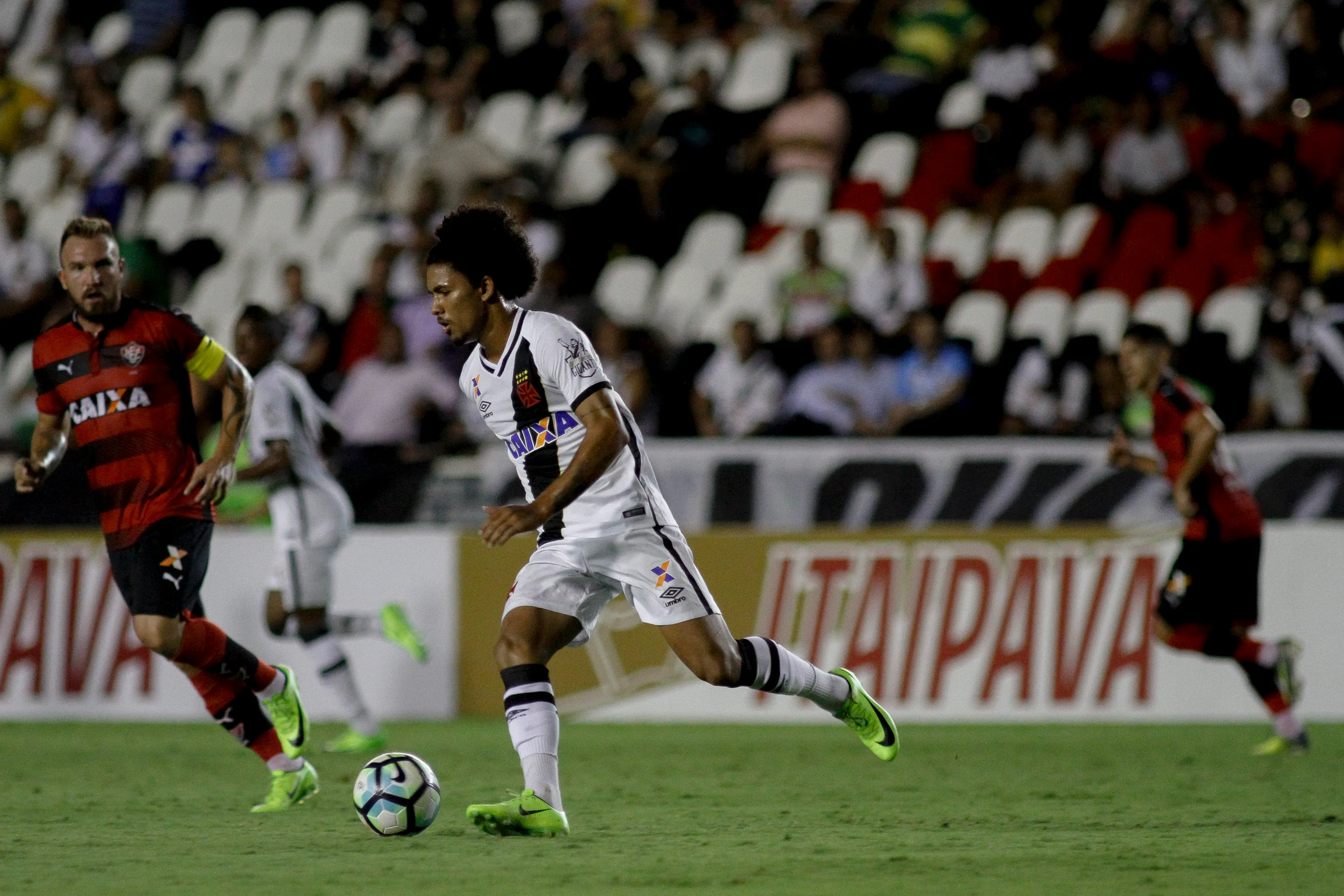 Foto: Luciano Belford/AGIF – Douglas Luiz em ação pelo Vasco em 2021.