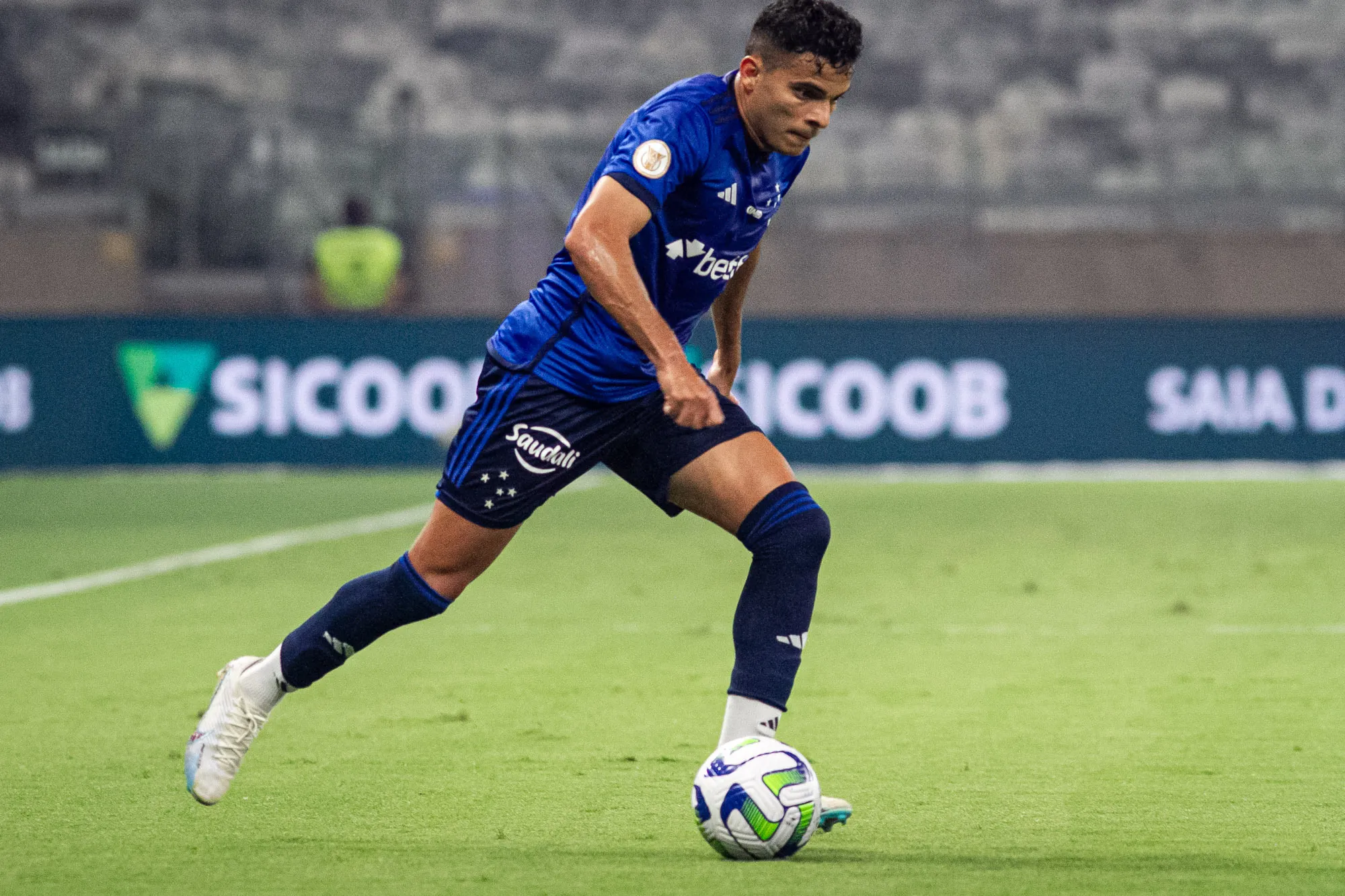 Foto: Fernando Moreno/AGIF – Bruno Rodrigues em ação pelo Cruzeiro contra o Athletico no Campeonato Brasileiro.