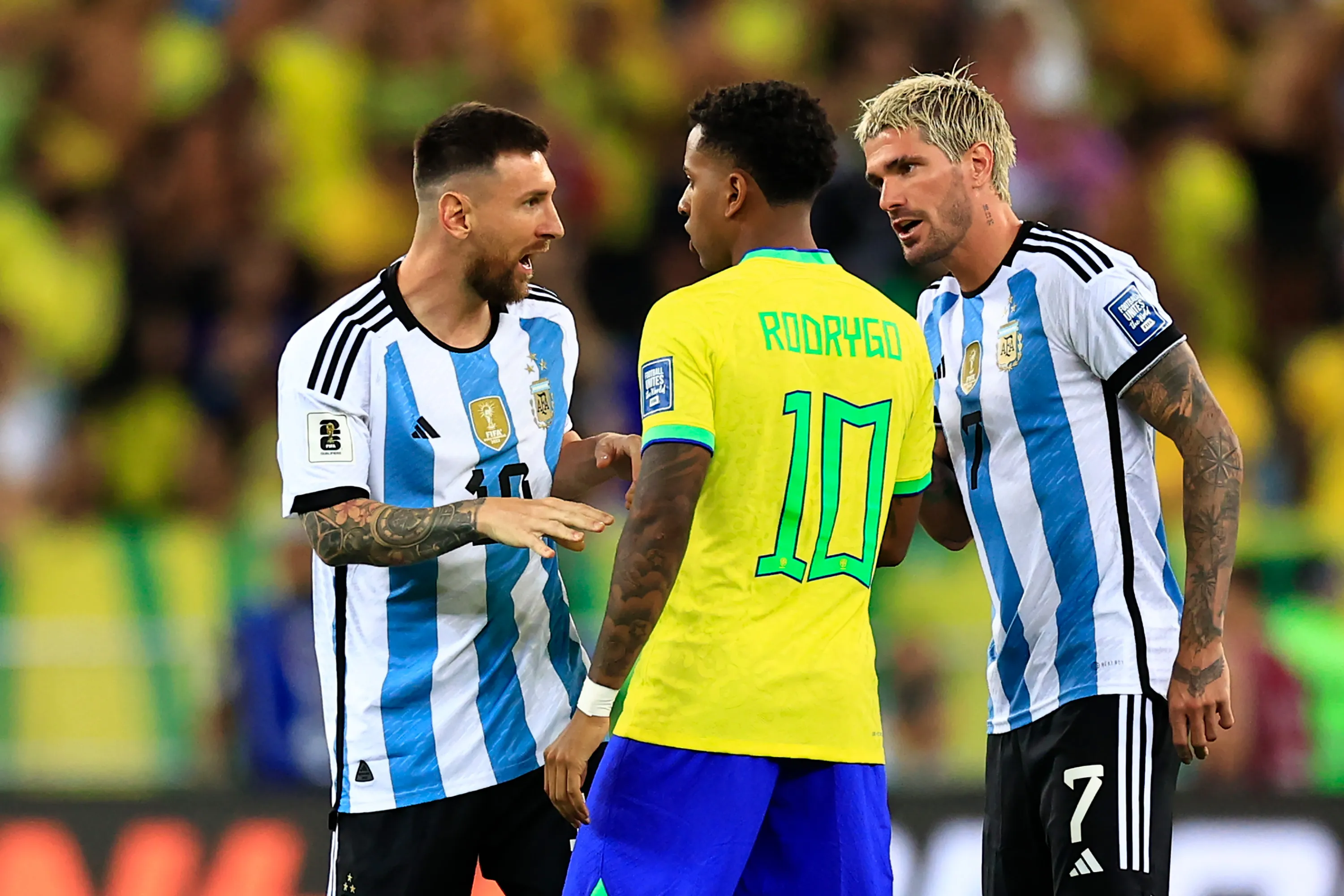 Messi e Rodrygo se estranharam no duelo válido pelas Eliminatórias. Foto Buda Mendes/Getty Images