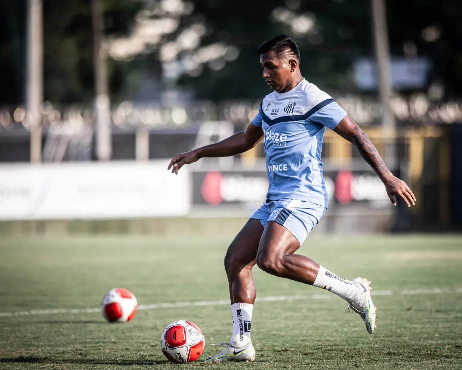 Foto: Reprodução/Raul Baretta / Santos FC – Morelos treinando no CT Rei Pelé