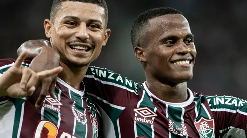 Jhon Arias jogador do Fluminense comemora seu gol com André jogador da sua equipe durante partida contra o Oriente Petrolero no estádio Maracanã pelo campeonato Copa Sul-Americana 2022. Foto: Jorge Rodrigues/AGIF