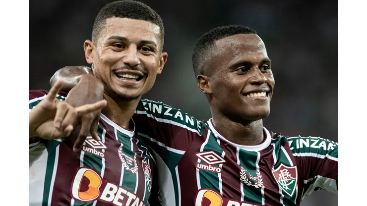 Jhon Arias jogador do Fluminense comemora seu gol com André jogador da sua equipe durante partida contra o Oriente Petrolero no estádio Maracanã pelo campeonato Copa Sul-Americana 2022. Foto: Jorge Rodrigues/AGIF
